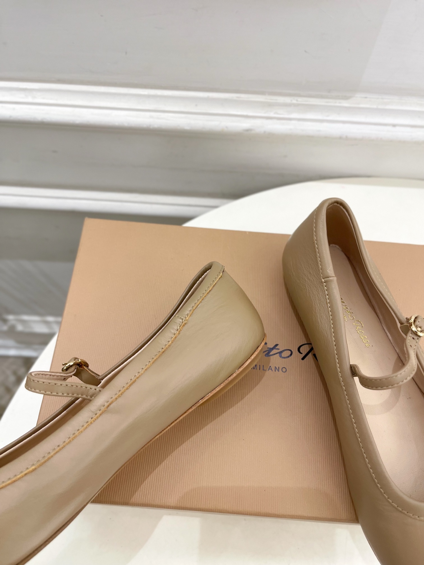 Gianvito Rossi｜吉安维托·罗西  25𝐬𝐬

2025春夏新品 GR彩色宝石玛丽珍芭蕾舞鞋