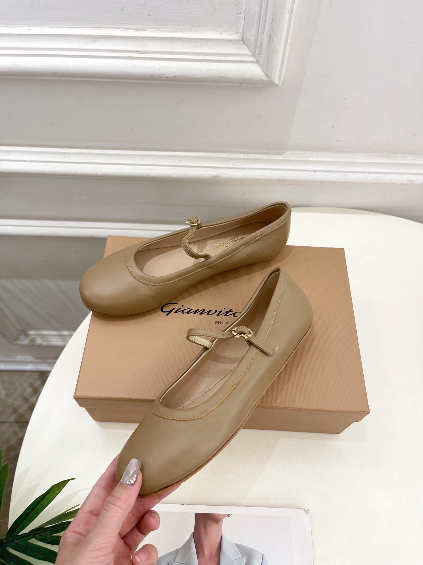 Gianvito Rossi｜吉安维托·罗西  25𝐬𝐬

2025春夏新品 GR彩色宝石玛丽珍芭蕾舞鞋