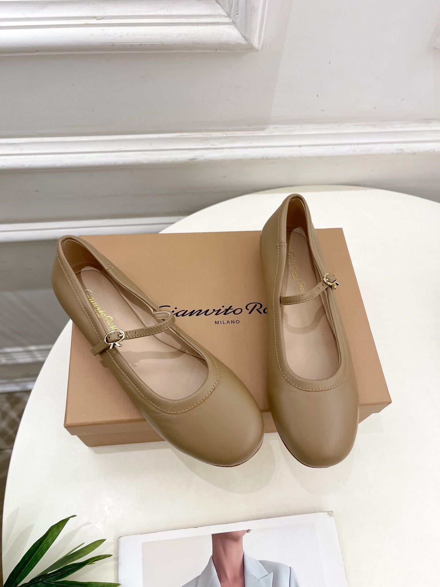Gianvito Rossi｜吉安维托·罗西  25𝐬𝐬

2025春夏新品 GR彩色宝石玛丽珍芭蕾舞鞋