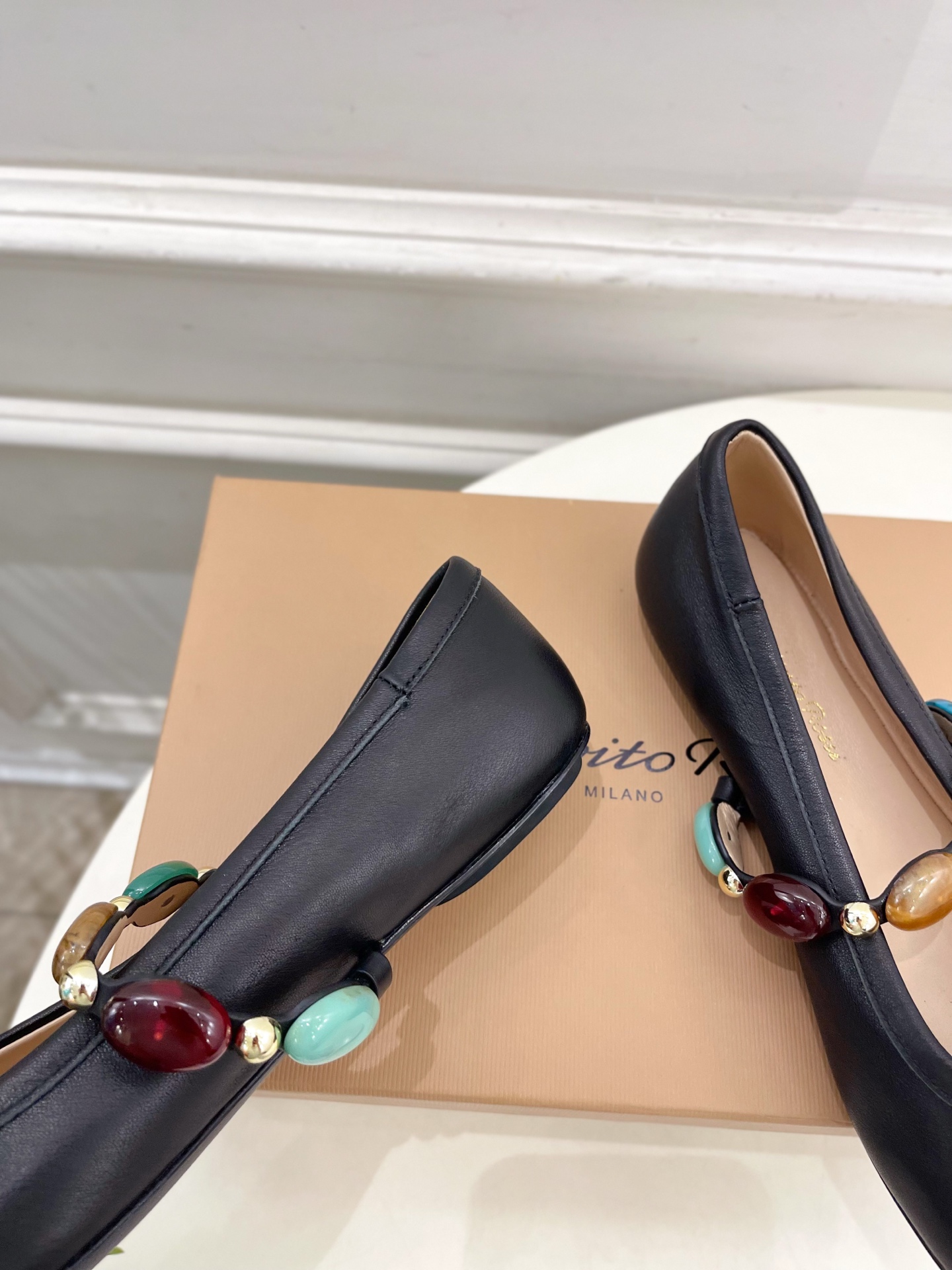 Gianvito Rossi｜吉安维托·罗西  25𝐬𝐬

2025春夏新品 GR彩色宝石玛丽珍芭蕾舞鞋