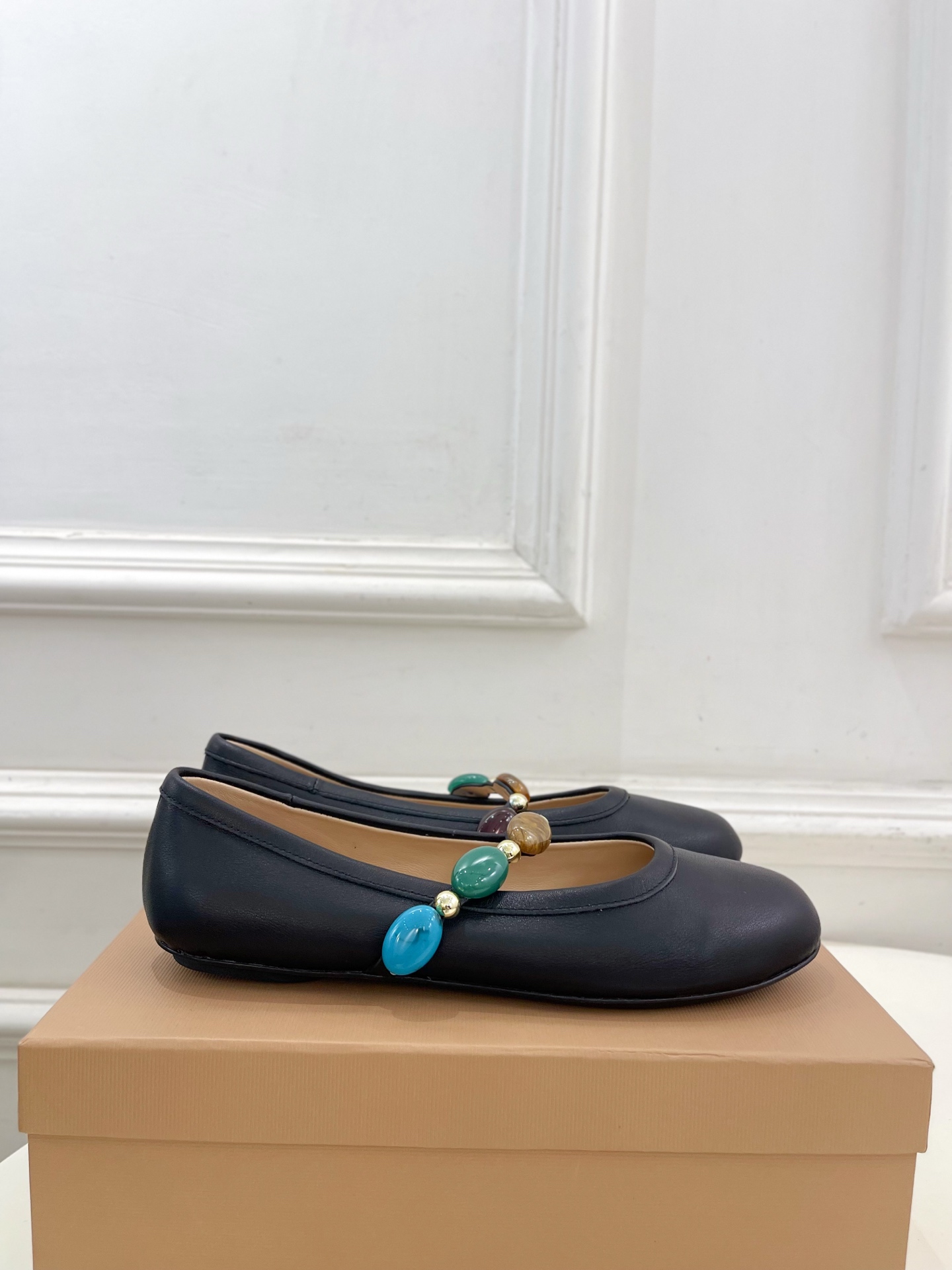 Gianvito Rossi｜吉安维托·罗西  25𝐬𝐬

2025春夏新品 GR彩色宝石玛丽珍芭蕾舞鞋