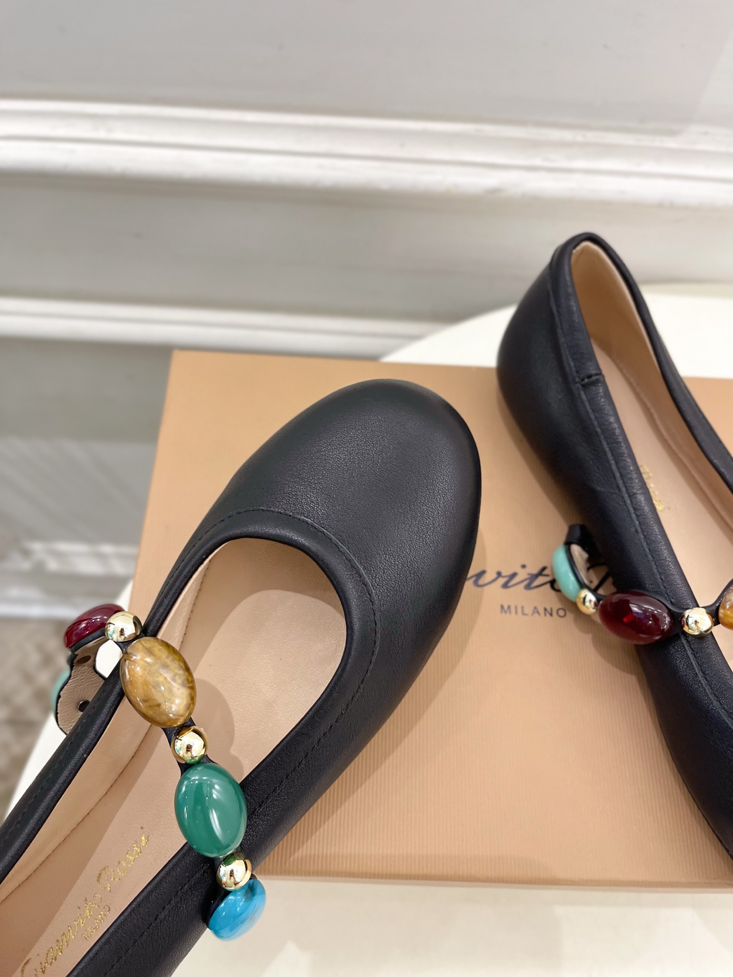 Gianvito Rossi｜吉安维托·罗西  25𝐬𝐬

2025春夏新品 GR彩色宝石玛丽珍芭蕾舞鞋