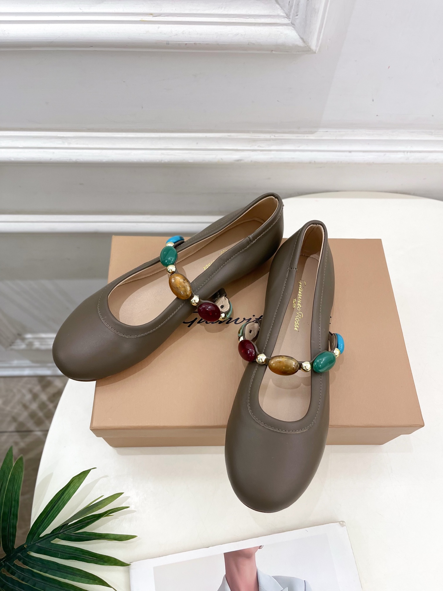 Gianvito Rossi｜吉安维托·罗西  25𝐬𝐬

2025春夏新品 GR彩色宝石玛丽珍芭蕾舞鞋