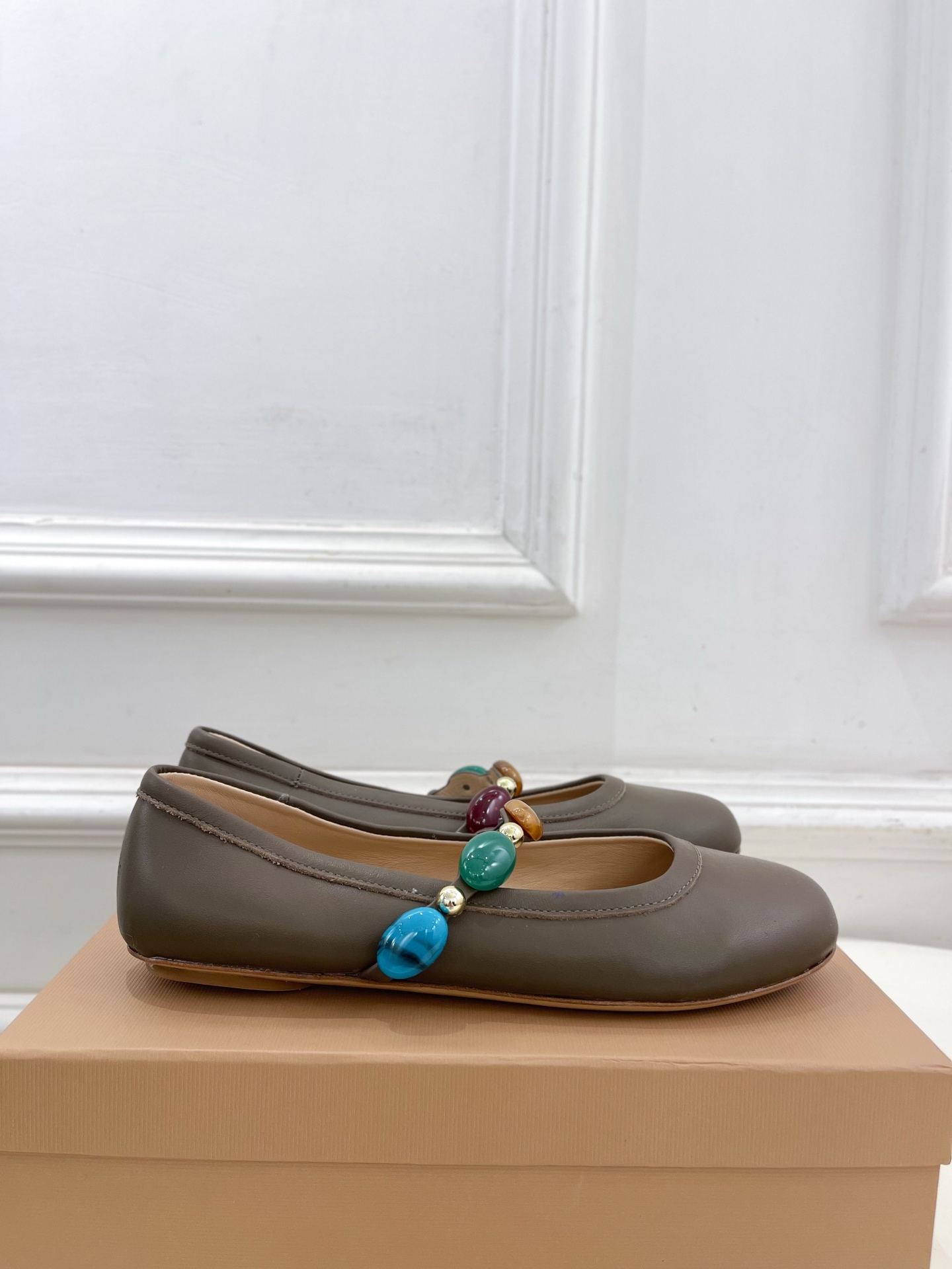 Gianvito Rossi｜吉安维托·罗西  25𝐬𝐬

2025春夏新品 GR彩色宝石玛丽珍芭蕾舞鞋