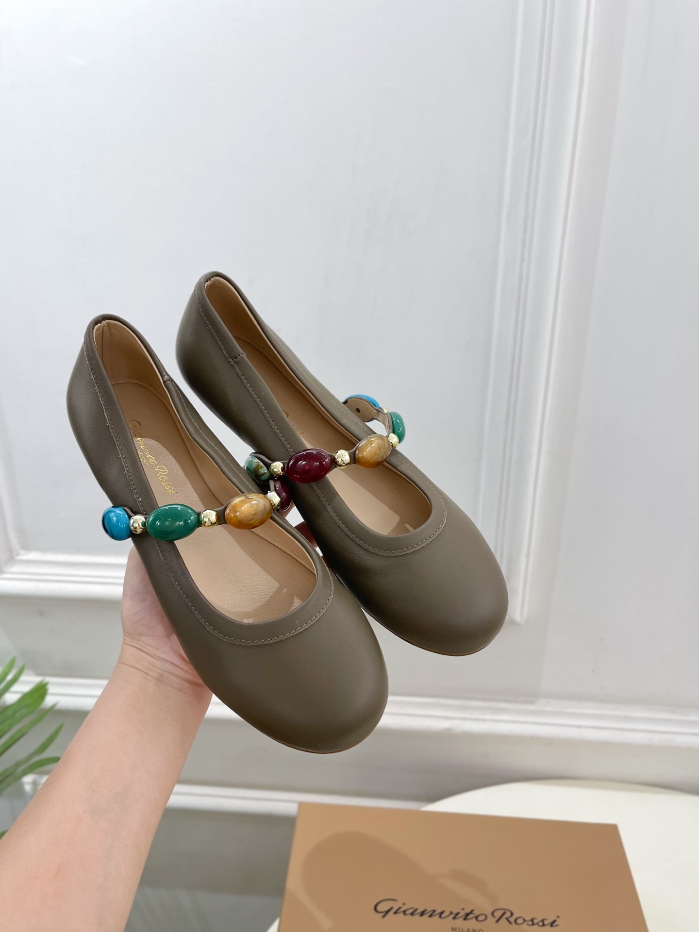 Gianvito Rossi｜吉安维托·罗西  25𝐬𝐬

2025春夏新品 GR彩色宝石玛丽珍芭蕾舞鞋