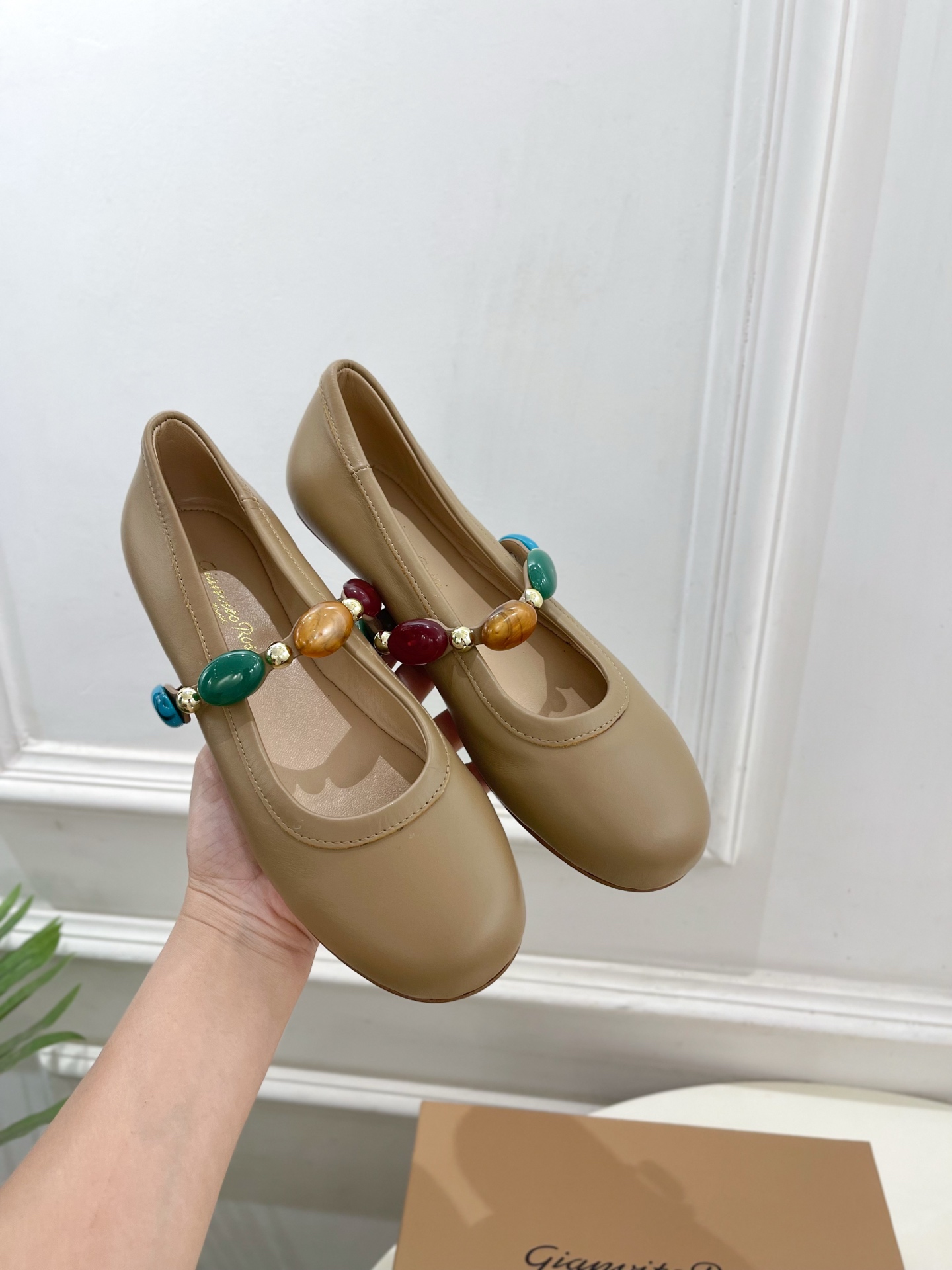 Gianvito Rossi｜吉安维托·罗西  25𝐬𝐬

2025春夏新品 GR彩色宝石玛丽珍芭蕾舞鞋