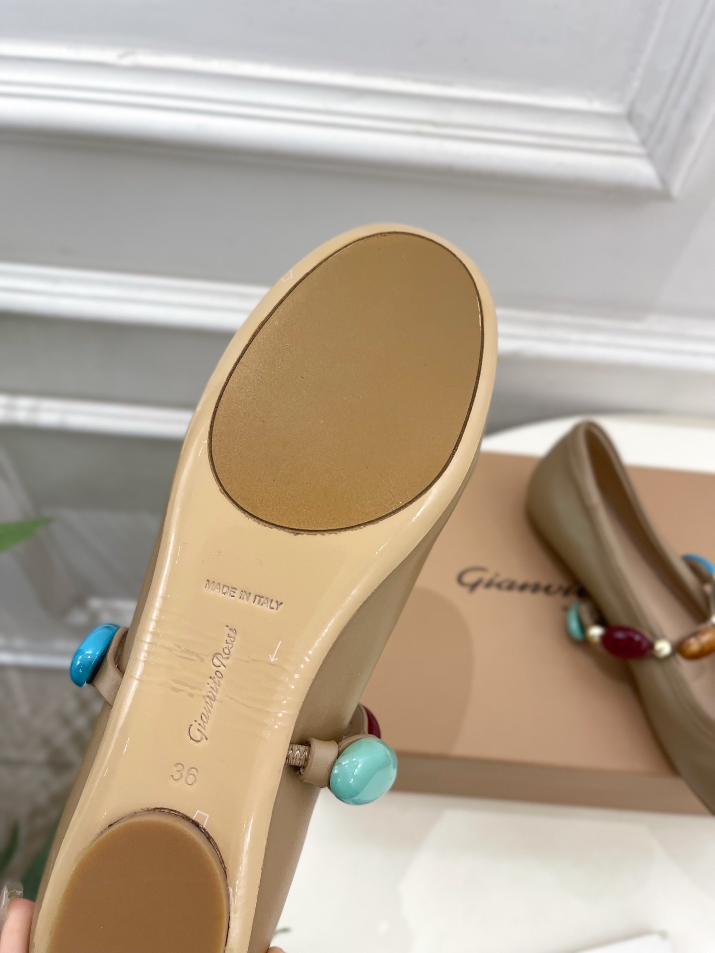Gianvito Rossi｜吉安维托·罗西  25𝐬𝐬

2025春夏新品 GR彩色宝石玛丽珍芭蕾舞鞋