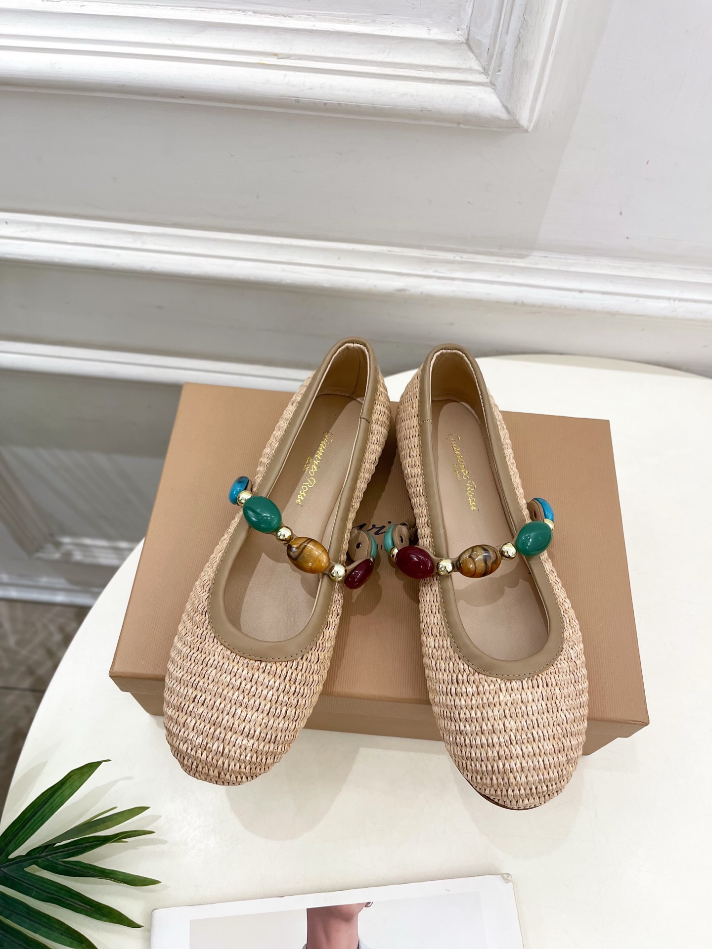 Gianvito Rossi｜吉安维托·罗西  25𝐬𝐬

2025春夏新品 GR彩色宝石玛丽珍芭蕾舞鞋