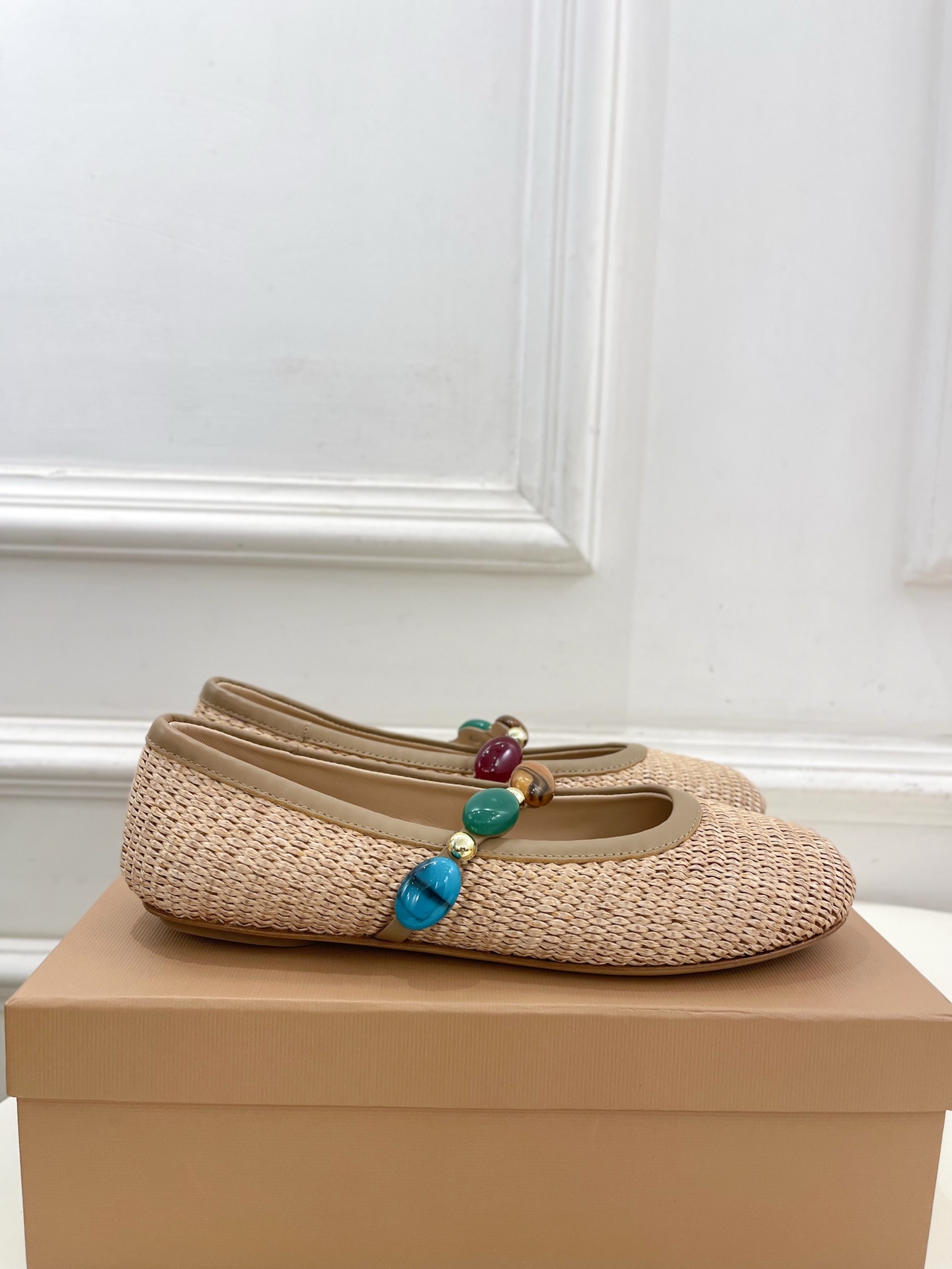 Gianvito Rossi｜吉安维托·罗西  25𝐬𝐬

2025春夏新品 GR彩色宝石玛丽珍芭蕾舞鞋