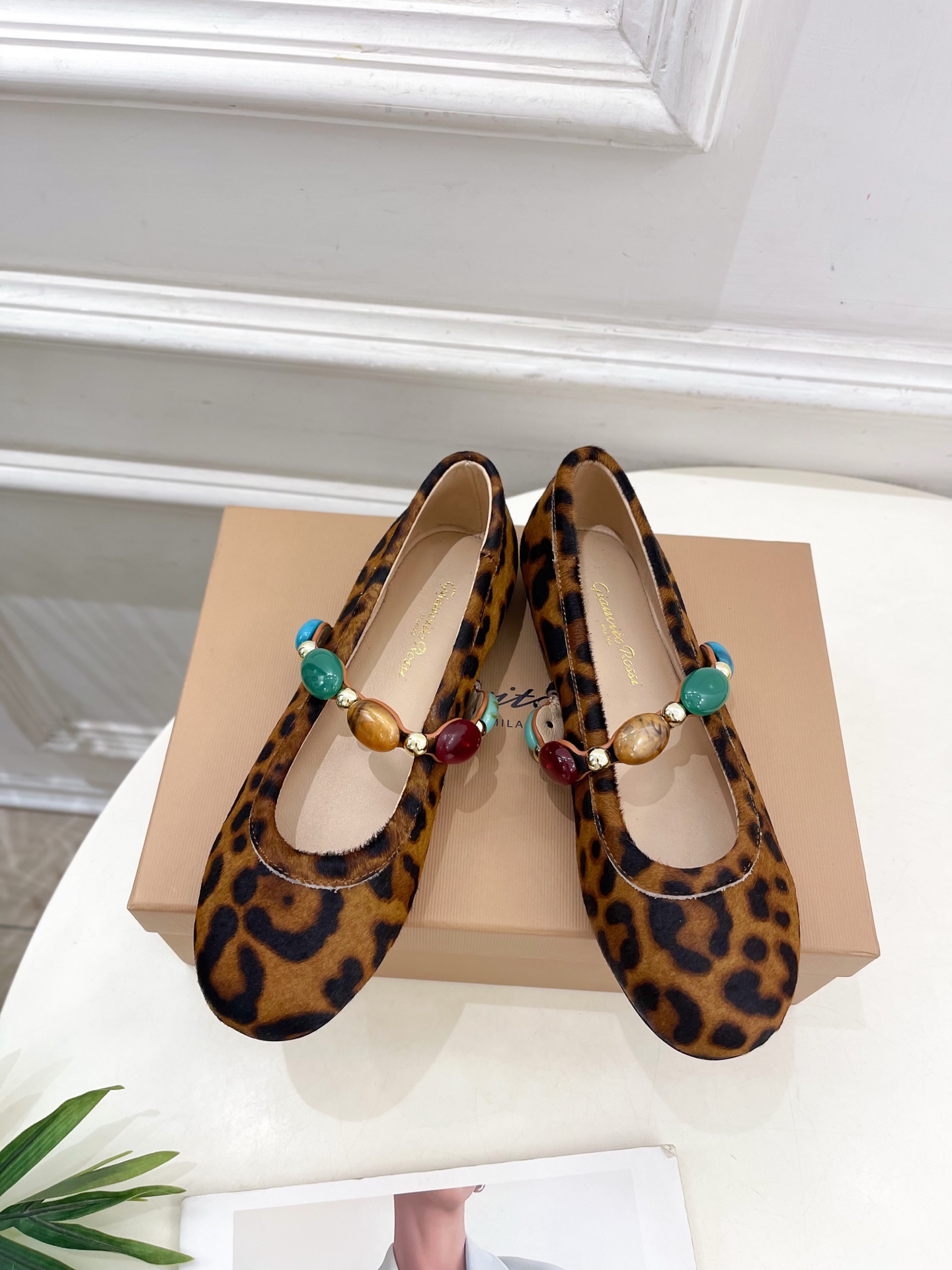 Gianvito Rossi｜吉安维托·罗西  25𝐬𝐬

2025春夏新品 GR彩色宝石玛丽珍芭蕾舞鞋
