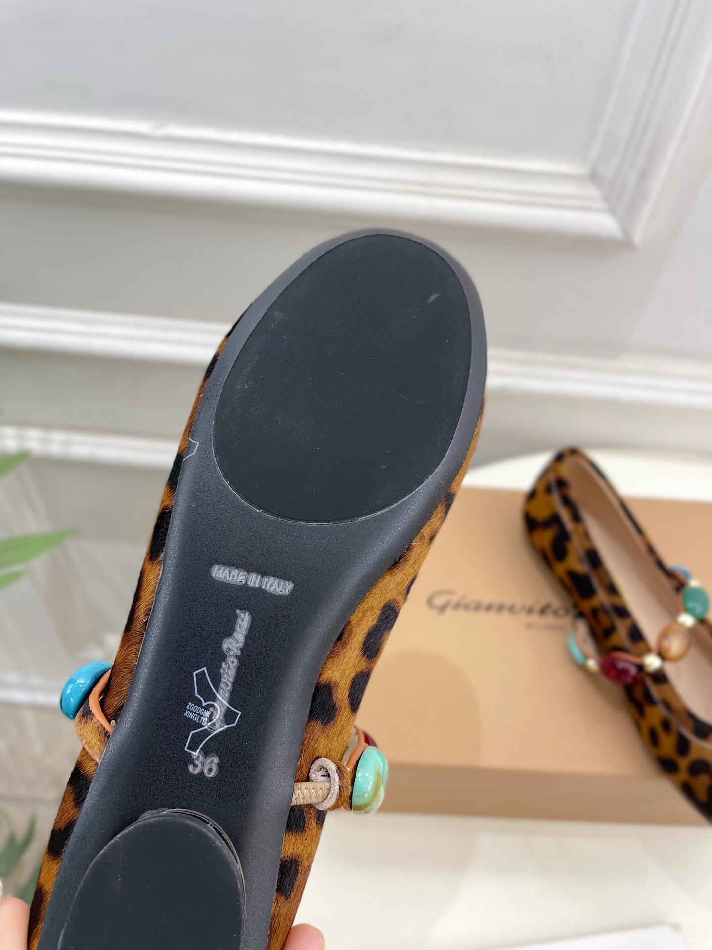 Gianvito Rossi｜吉安维托·罗西  25𝐬𝐬

2025春夏新品 GR彩色宝石玛丽珍芭蕾舞鞋