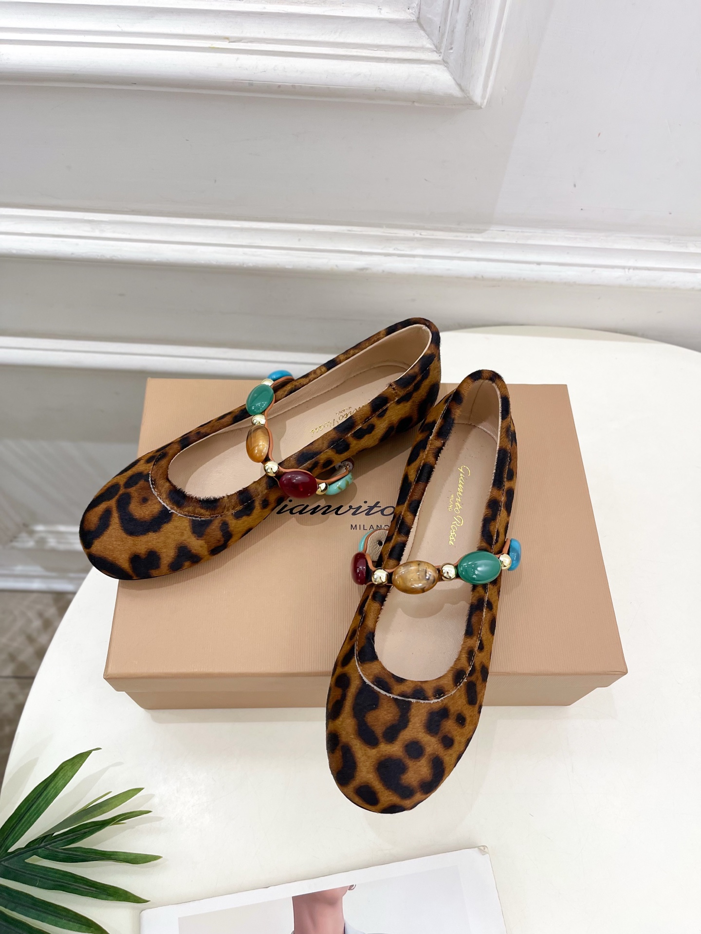 Gianvito Rossi｜吉安维托·罗西  25𝐬𝐬

2025春夏新品 GR彩色宝石玛丽珍芭蕾舞鞋