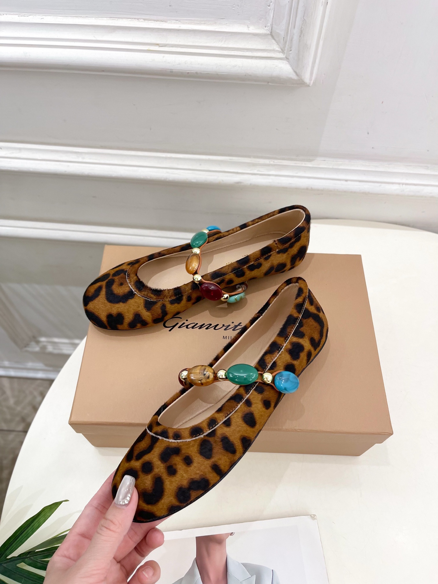 Gianvito Rossi｜吉安维托·罗西  25𝐬𝐬

2025春夏新品 GR彩色宝石玛丽珍芭蕾舞鞋