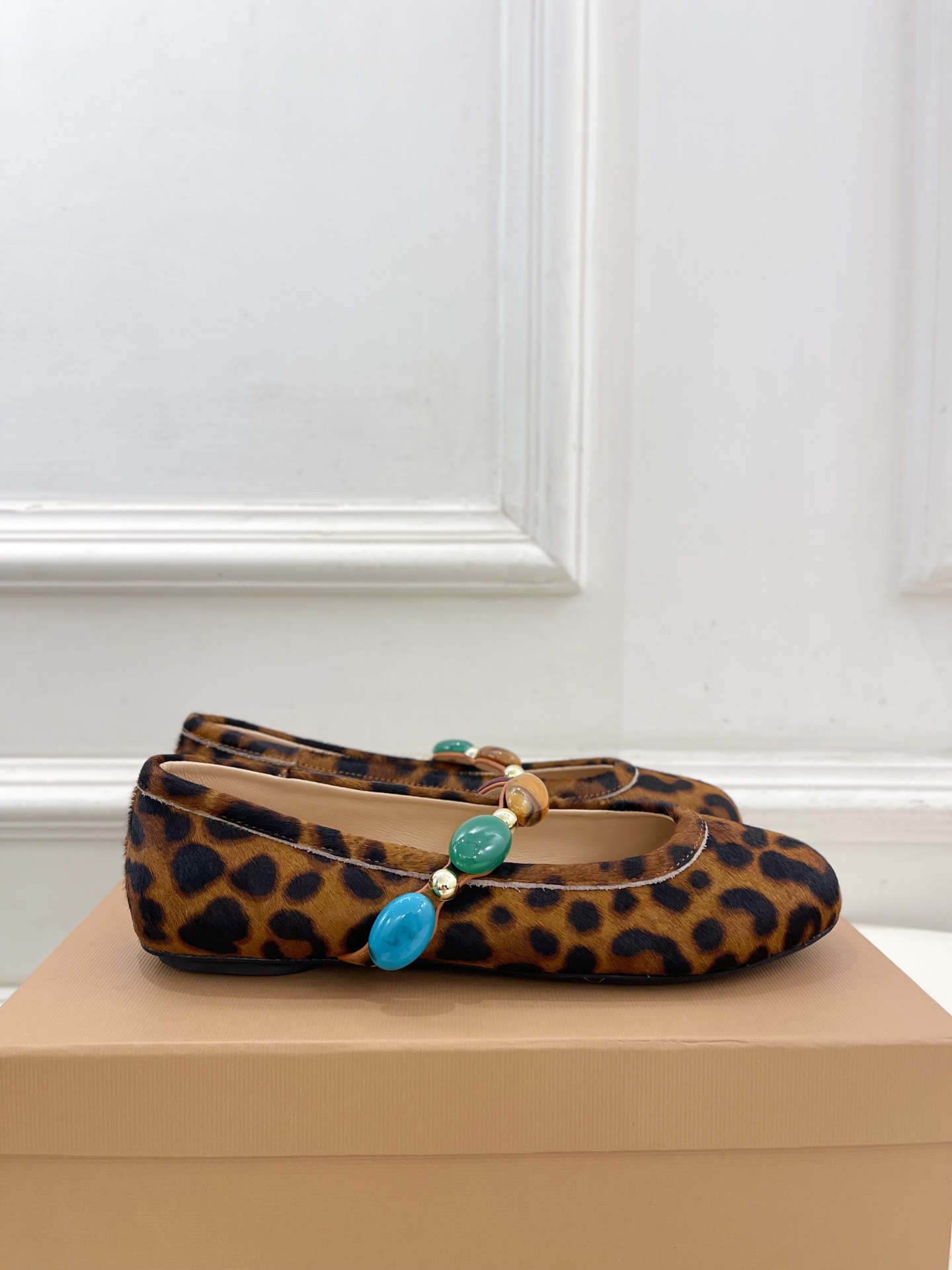 Gianvito Rossi｜吉安维托·罗西  25𝐬𝐬

2025春夏新品 GR彩色宝石玛丽珍芭蕾舞鞋