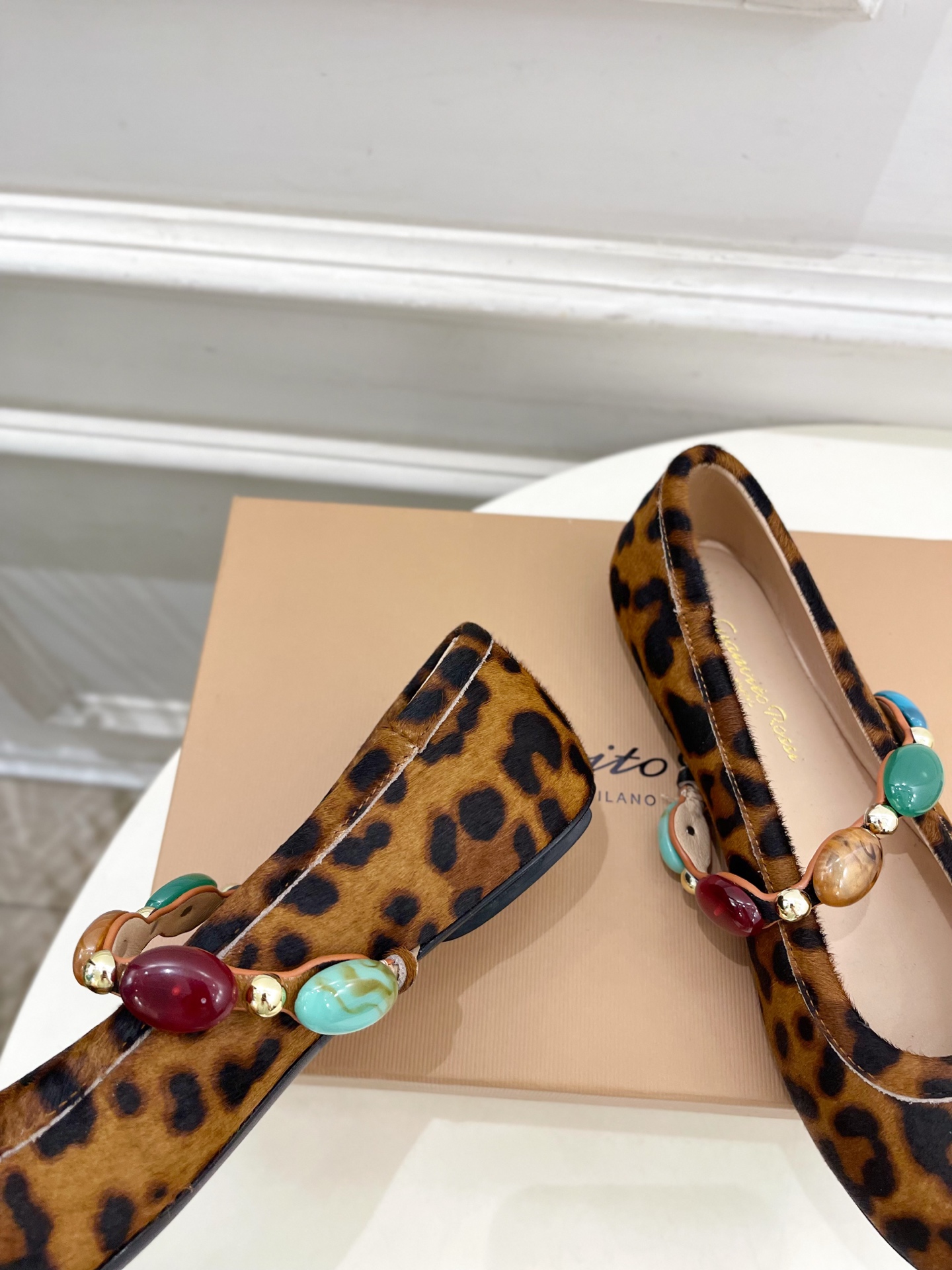 Gianvito Rossi｜吉安维托·罗西  25𝐬𝐬

2025春夏新品 GR彩色宝石玛丽珍芭蕾舞鞋