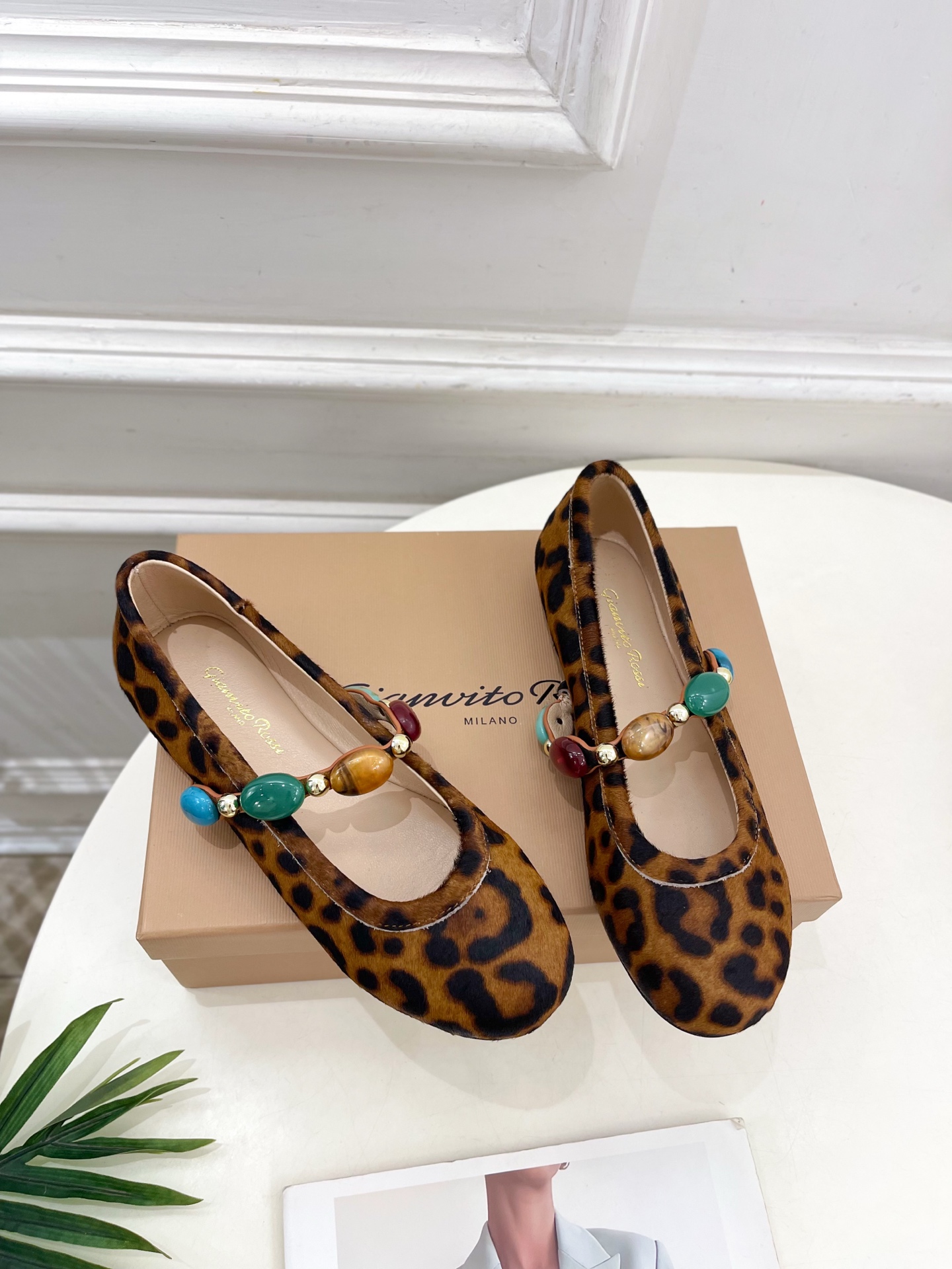 Gianvito Rossi｜吉安维托·罗西  25𝐬𝐬

2025春夏新品 GR彩色宝石玛丽珍芭蕾舞鞋