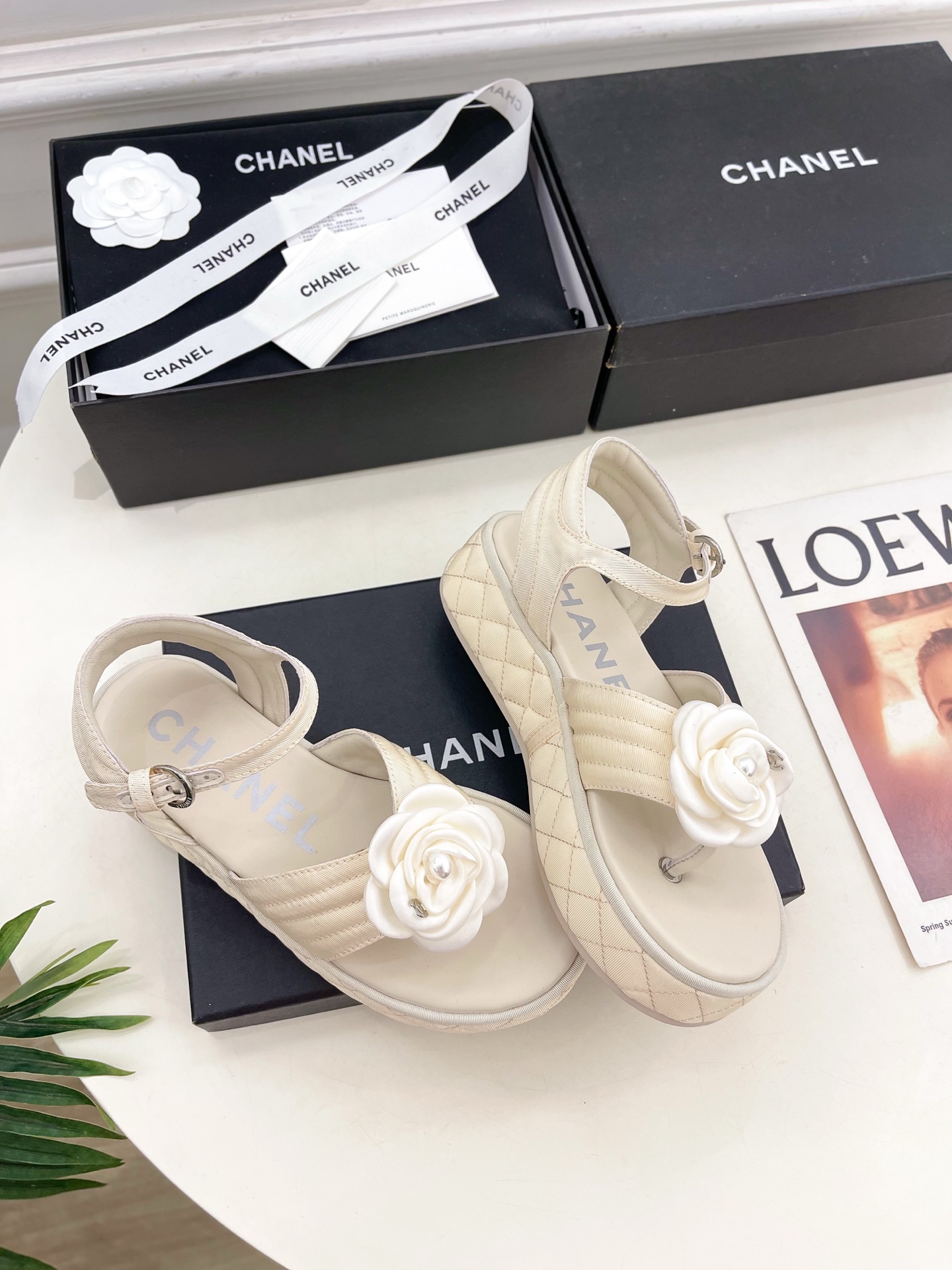 𝐂𝐇𝐀𝐍𝐄𝐋  | 小香  25𝐬𝐬

🦋2025早春新品  专柜走秀款 小香经典山茶花厚底休闲夹趾凉鞋