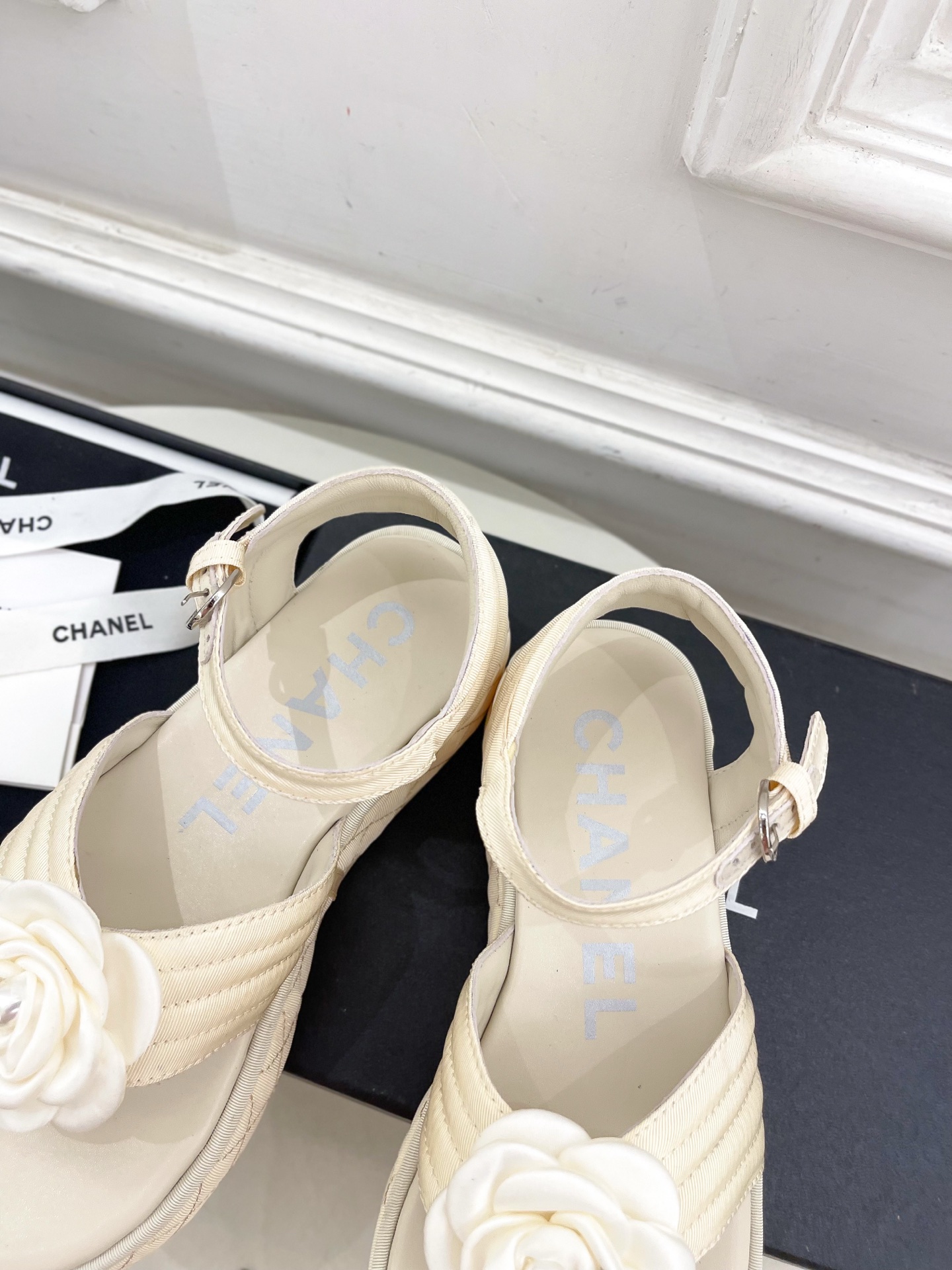 𝐂𝐇𝐀𝐍𝐄𝐋  | 小香  25𝐬𝐬

🦋2025早春新品  专柜走秀款 小香经典山茶花厚底休闲夹趾凉鞋