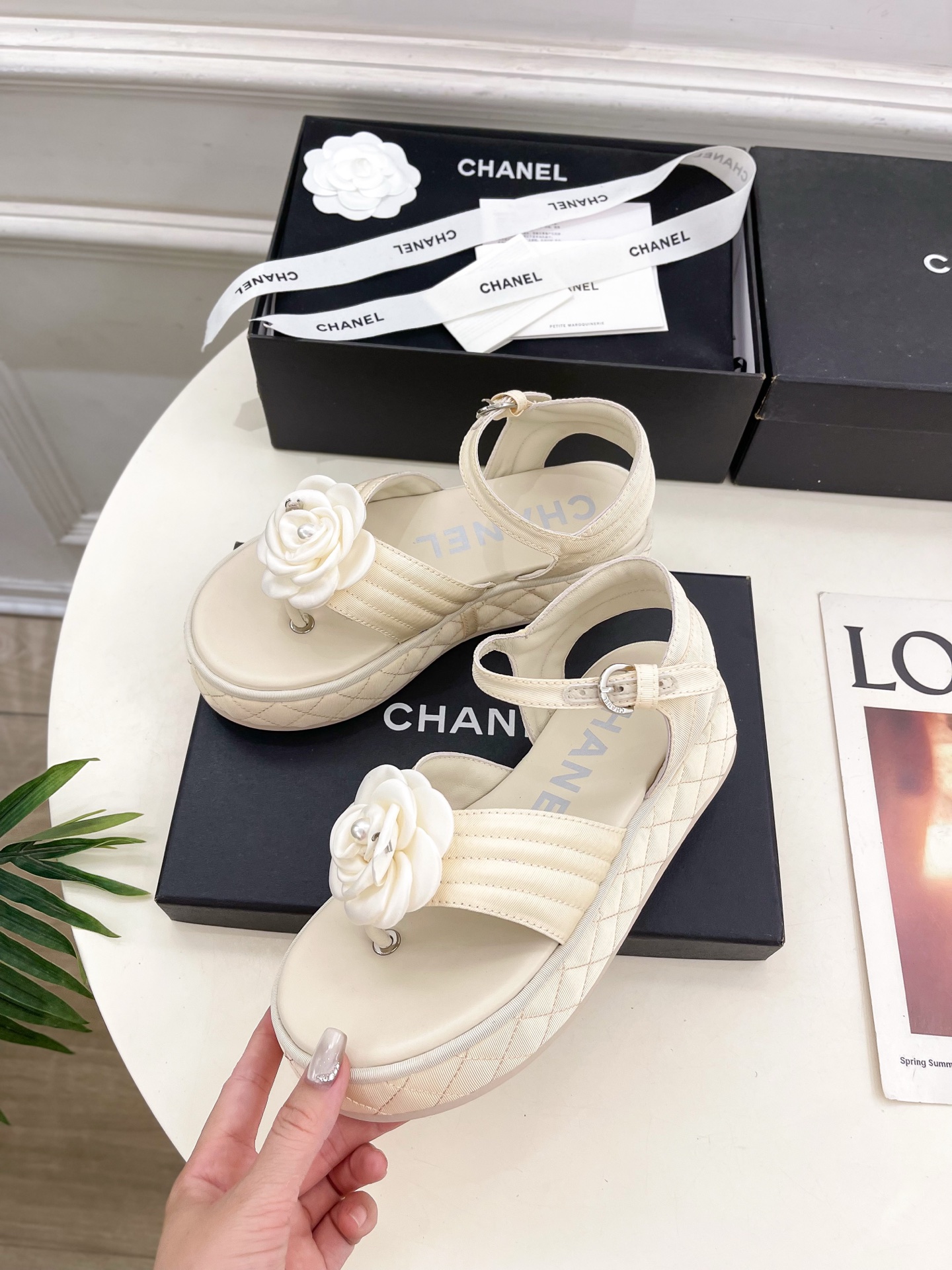 𝐂𝐇𝐀𝐍𝐄𝐋  | 小香  25𝐬𝐬

🦋2025早春新品  专柜走秀款 小香经典山茶花厚底休闲夹趾凉鞋