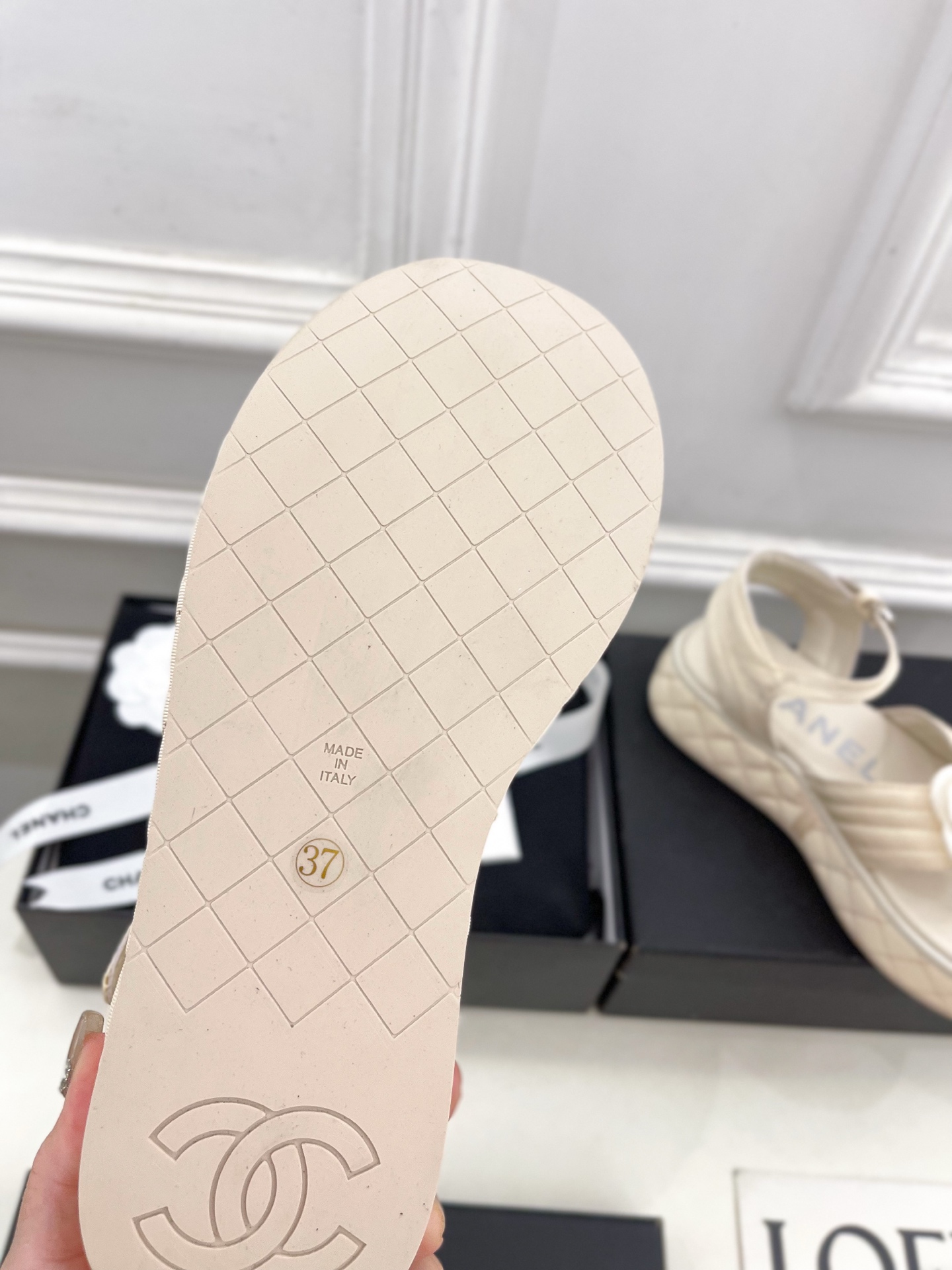 𝐂𝐇𝐀𝐍𝐄𝐋  | 小香  25𝐬𝐬

🦋2025早春新品  专柜走秀款 小香经典山茶花厚底休闲夹趾凉鞋