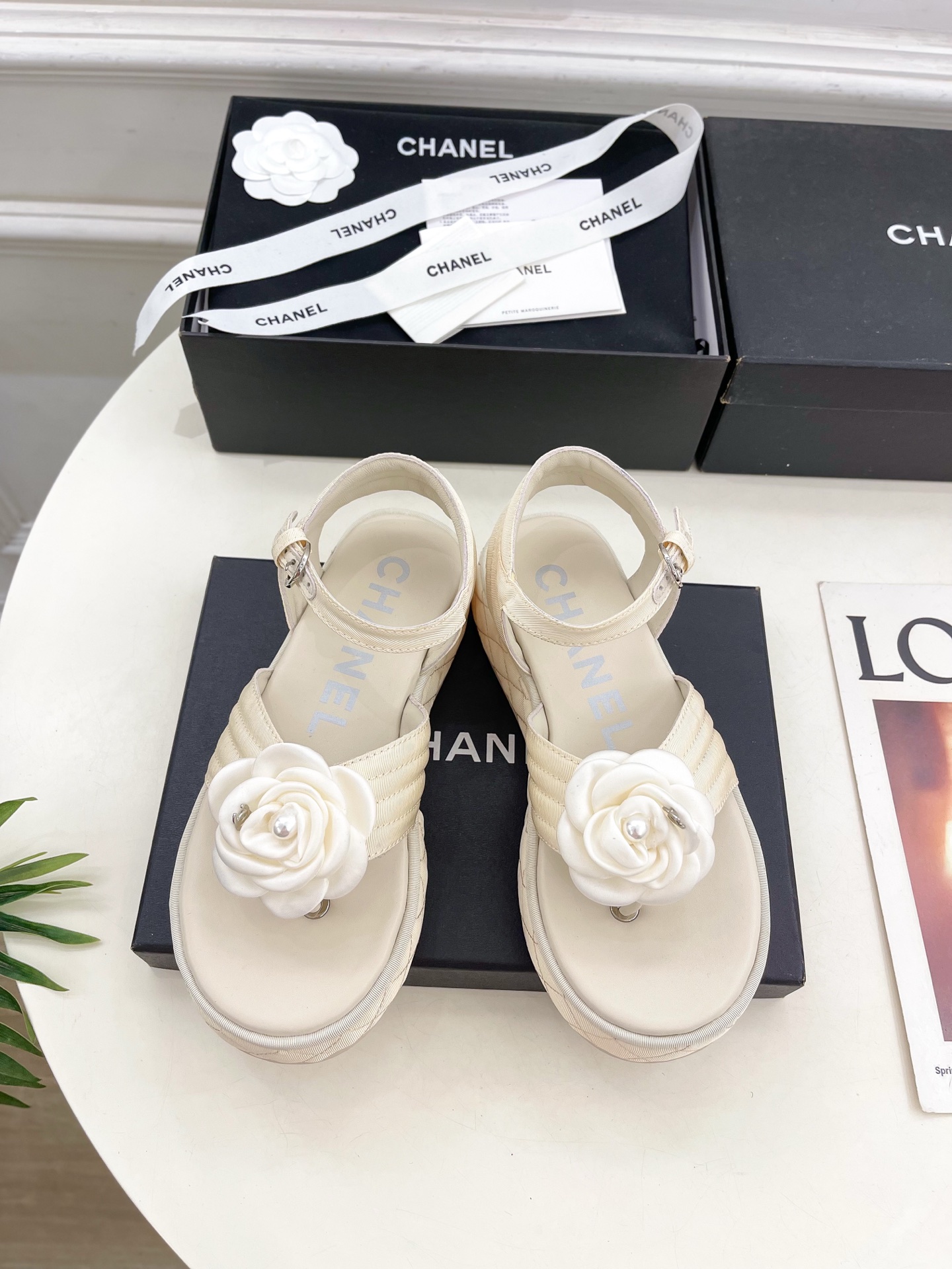 𝐂𝐇𝐀𝐍𝐄𝐋  | 小香  25𝐬𝐬

🦋2025早春新品  专柜走秀款 小香经典山茶花厚底休闲夹趾凉鞋