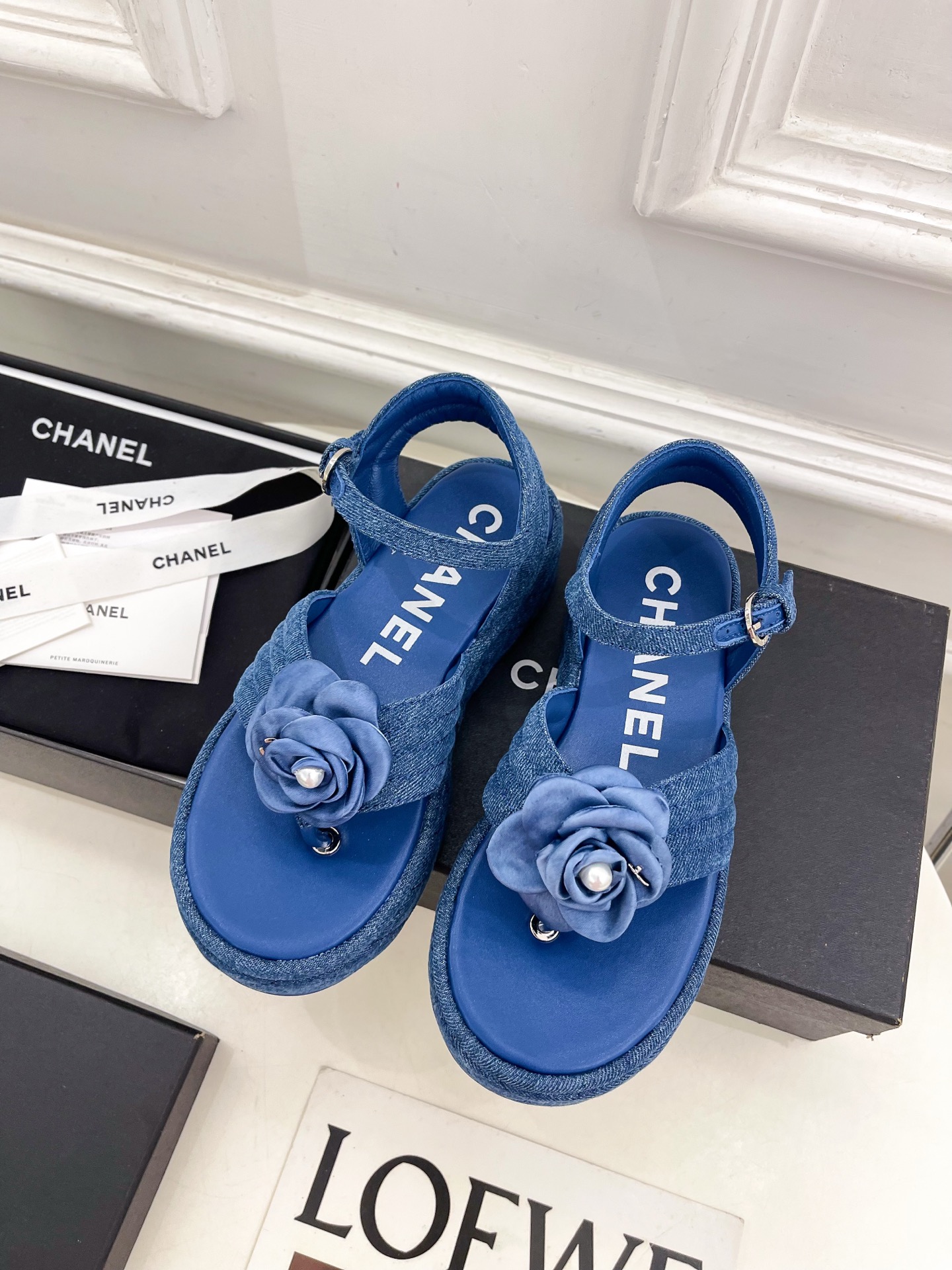𝐂𝐇𝐀𝐍𝐄𝐋  | 小香  25𝐬𝐬

🦋2025早春新品  专柜走秀款 小香经典山茶花厚底休闲夹趾凉鞋