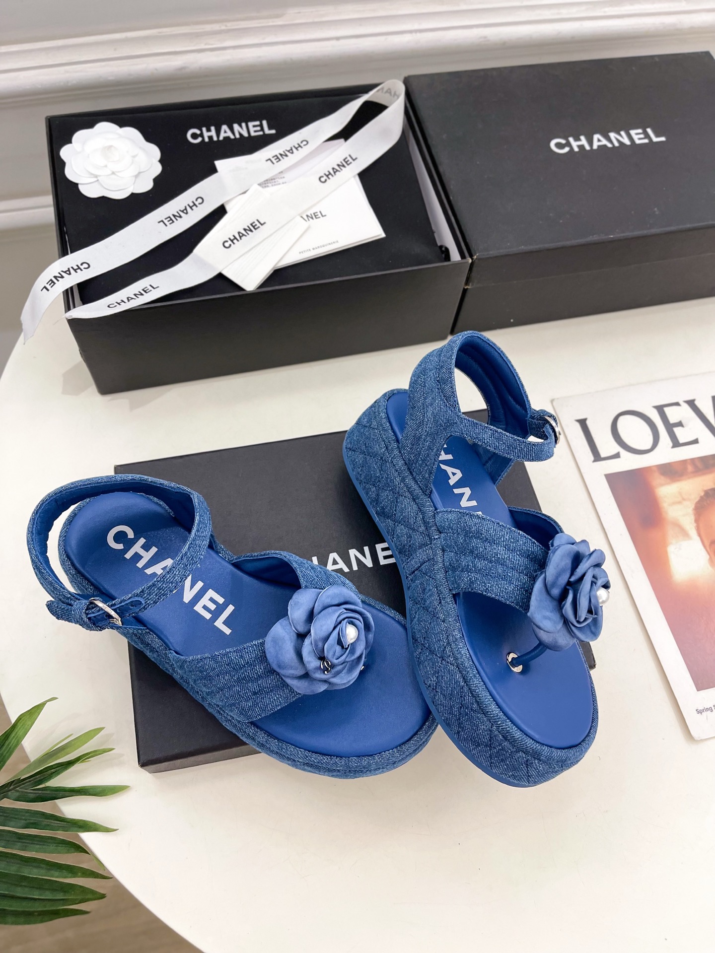 𝐂𝐇𝐀𝐍𝐄𝐋  | 小香  25𝐬𝐬

🦋2025早春新品  专柜走秀款 小香经典山茶花厚底休闲夹趾凉鞋