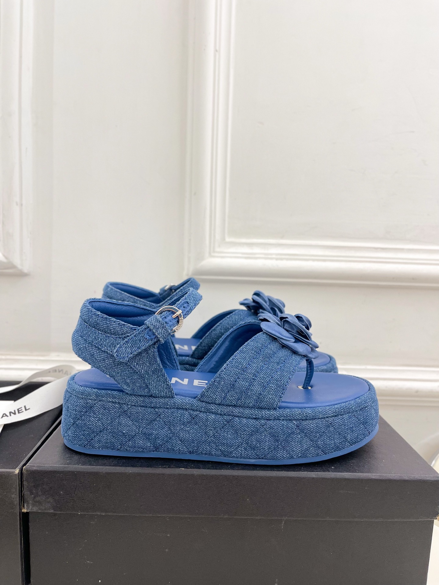 𝐂𝐇𝐀𝐍𝐄𝐋  | 小香  25𝐬𝐬

🦋2025早春新品  专柜走秀款 小香经典山茶花厚底休闲夹趾凉鞋