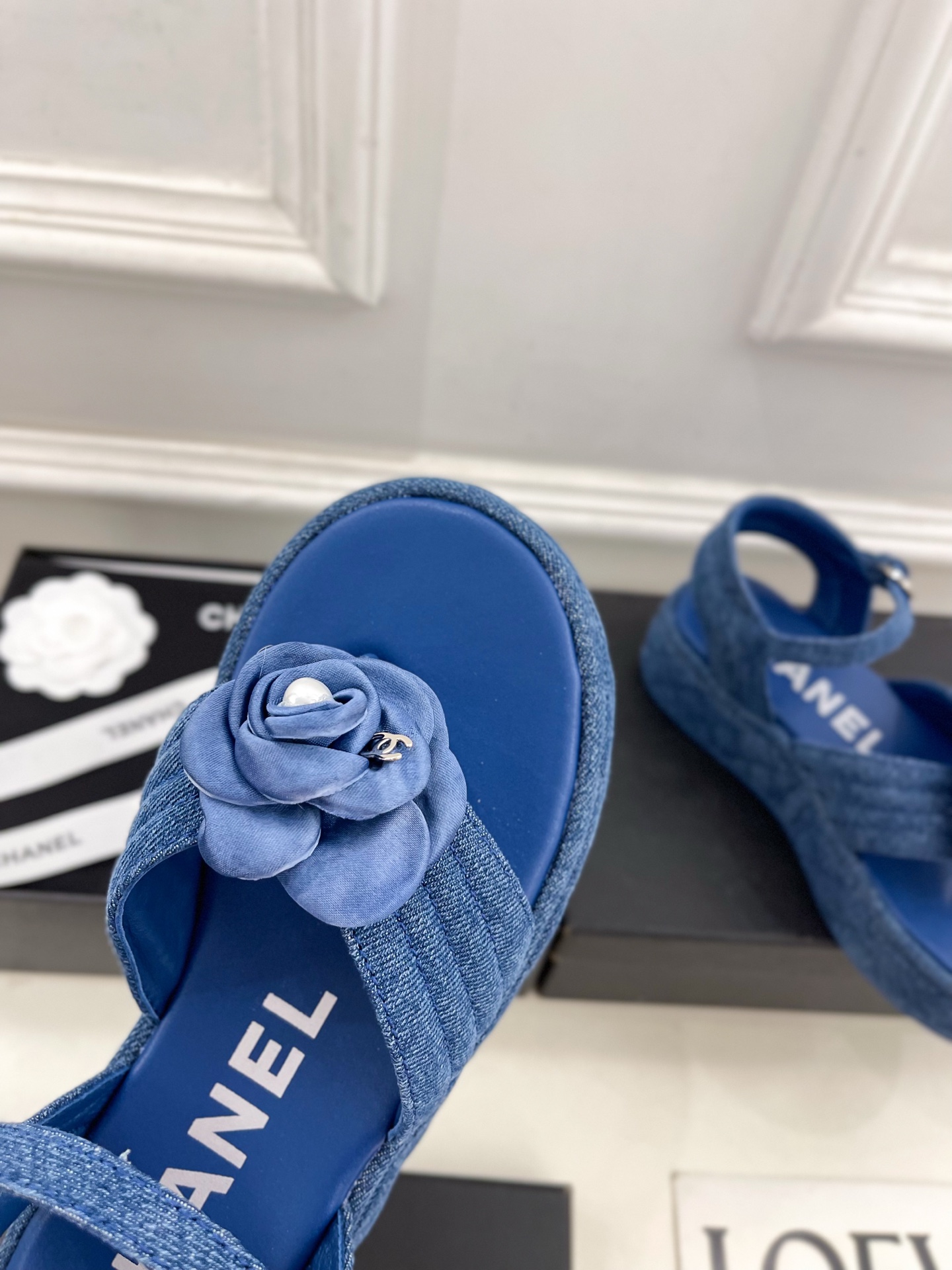 𝐂𝐇𝐀𝐍𝐄𝐋  | 小香  25𝐬𝐬

🦋2025早春新品  专柜走秀款 小香经典山茶花厚底休闲夹趾凉鞋