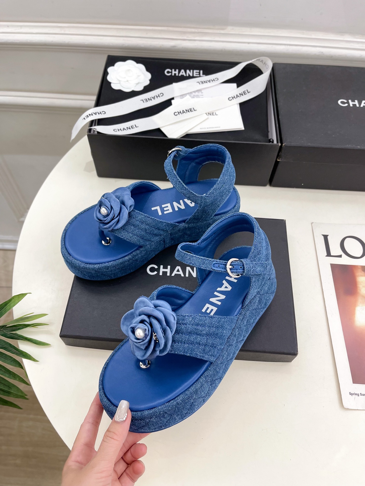 𝐂𝐇𝐀𝐍𝐄𝐋  | 小香  25𝐬𝐬

🦋2025早春新品  专柜走秀款 小香经典山茶花厚底休闲夹趾凉鞋