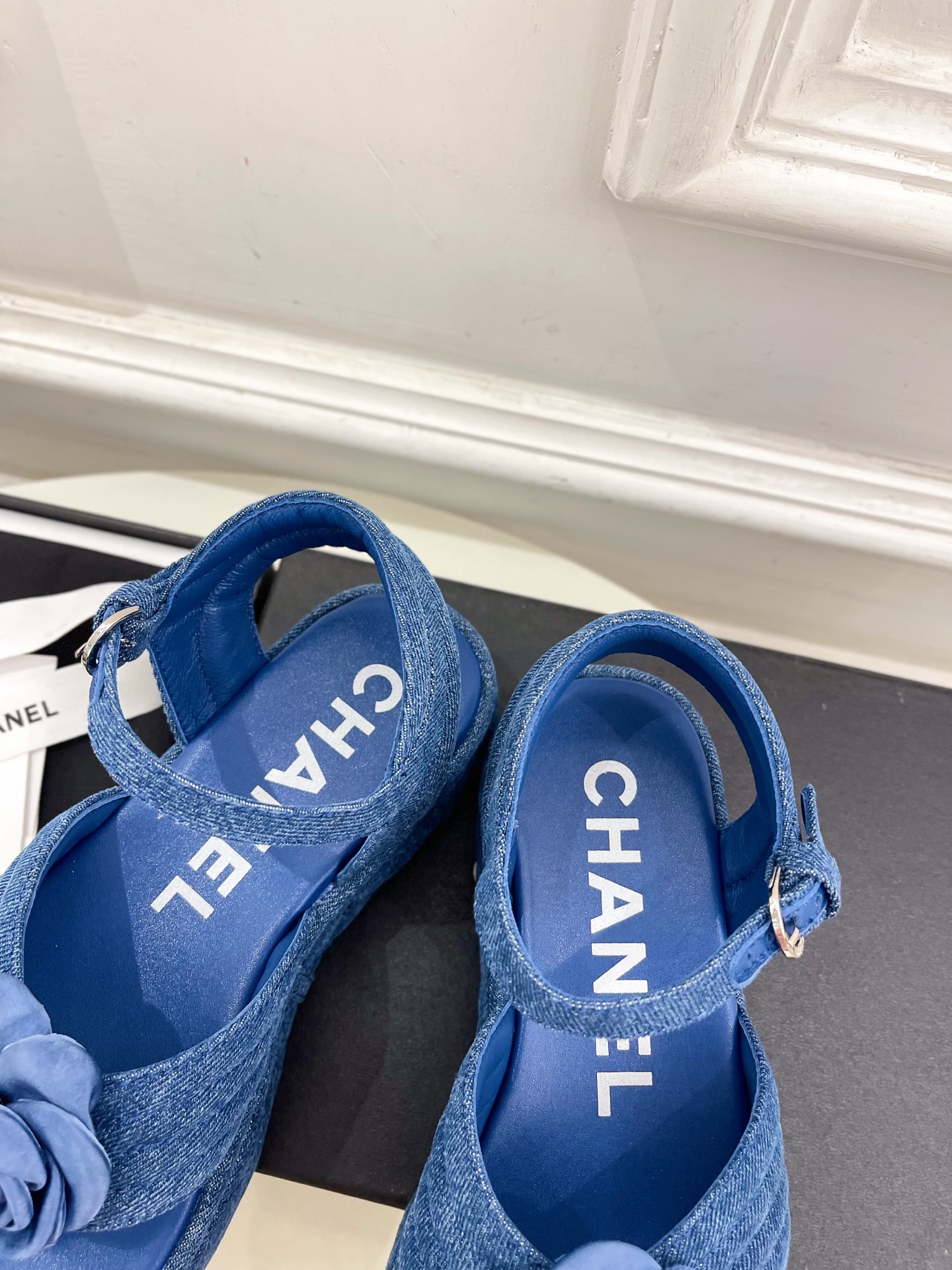 𝐂𝐇𝐀𝐍𝐄𝐋  | 小香  25𝐬𝐬

🦋2025早春新品  专柜走秀款 小香经典山茶花厚底休闲夹趾凉鞋