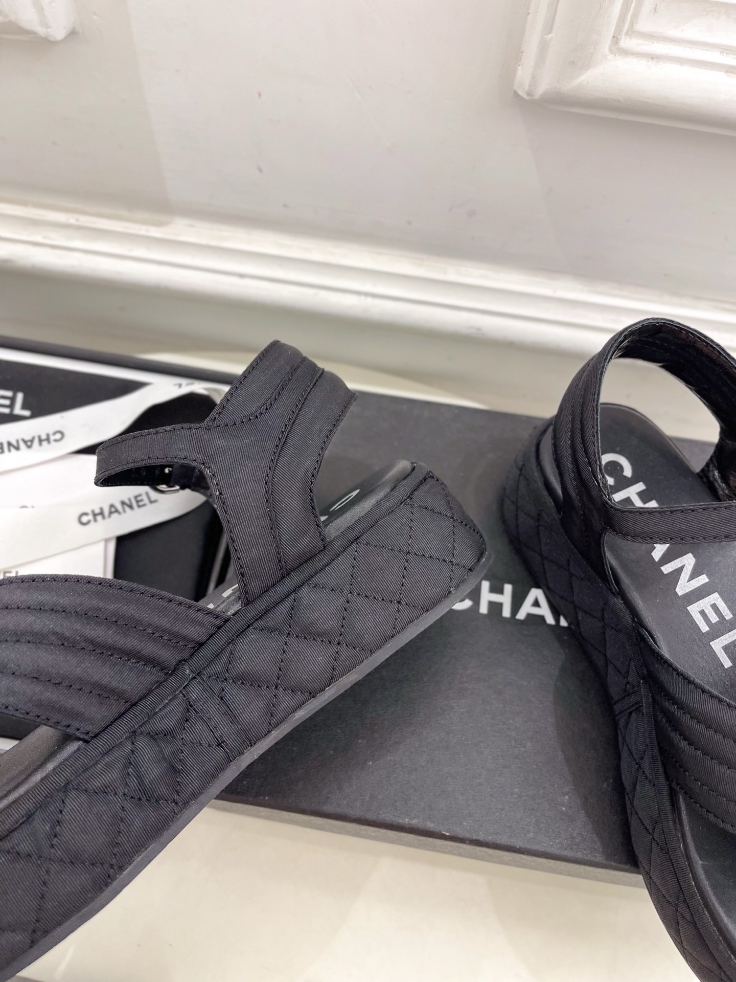 𝐂𝐇𝐀𝐍𝐄𝐋  | 小香  25𝐬𝐬

🦋2025早春新品  专柜走秀款 小香经典山茶花厚底休闲夹趾凉鞋