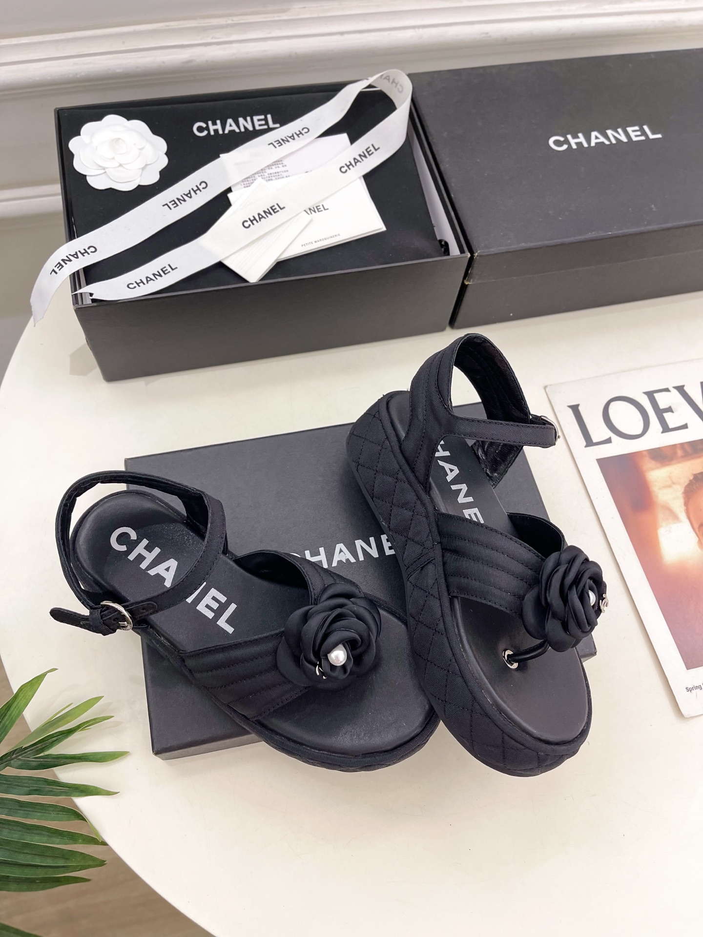 𝐂𝐇𝐀𝐍𝐄𝐋  | 小香  25𝐬𝐬

🦋2025早春新品  专柜走秀款 小香经典山茶花厚底休闲夹趾凉鞋