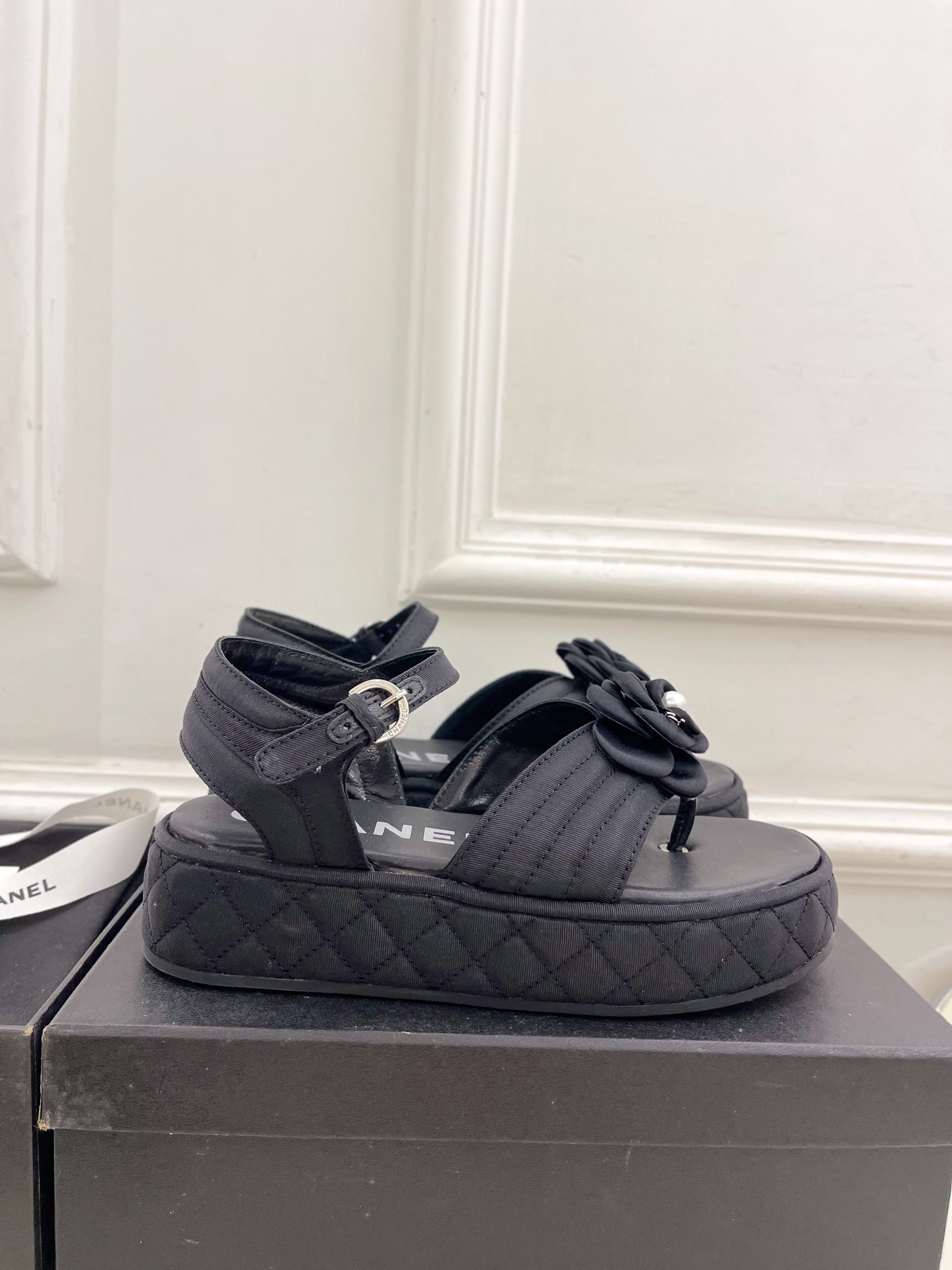 𝐂𝐇𝐀𝐍𝐄𝐋  | 小香  25𝐬𝐬

🦋2025早春新品  专柜走秀款 小香经典山茶花厚底休闲夹趾凉鞋