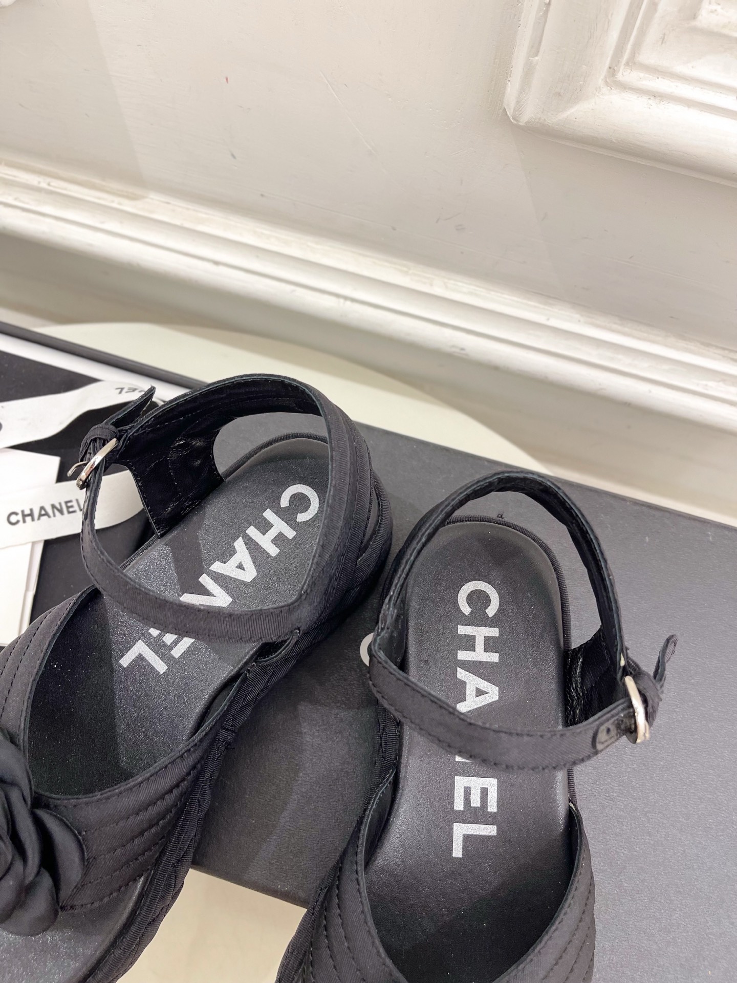 𝐂𝐇𝐀𝐍𝐄𝐋  | 小香  25𝐬𝐬

🦋2025早春新品  专柜走秀款 小香经典山茶花厚底休闲夹趾凉鞋