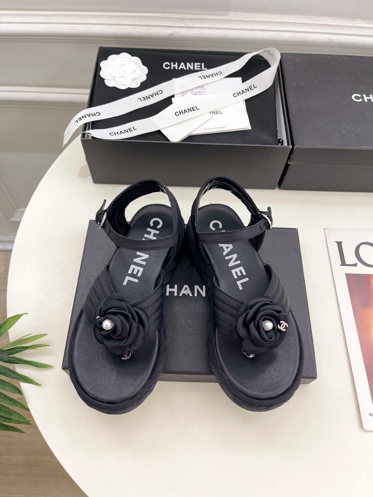 𝐂𝐇𝐀𝐍𝐄𝐋  | 小香  25𝐬𝐬

🦋2025早春新品  专柜走秀款 小香经典山茶花厚底休闲夹趾凉鞋