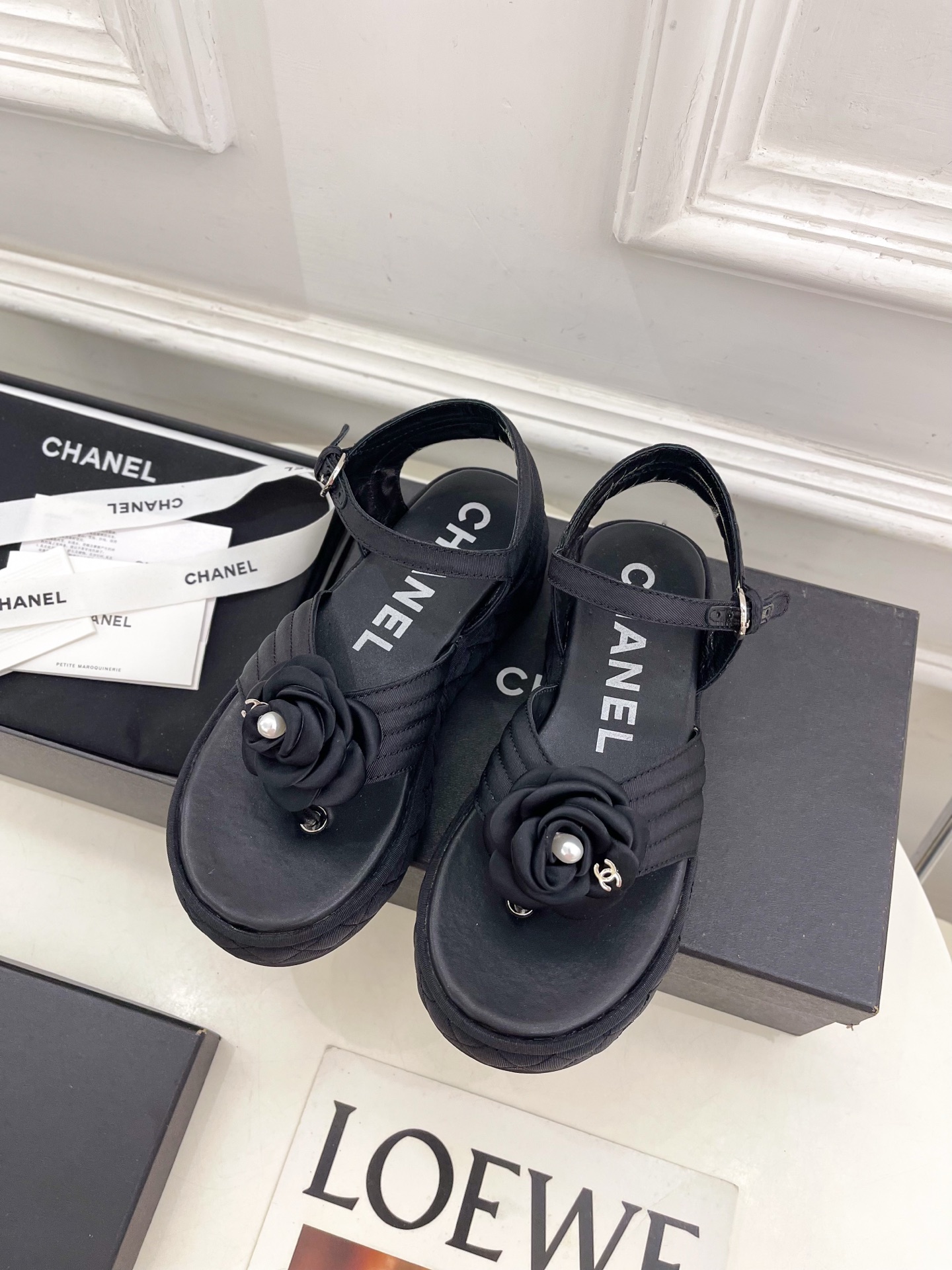 𝐂𝐇𝐀𝐍𝐄𝐋  | 小香  25𝐬𝐬

🦋2025早春新品  专柜走秀款 小香经典山茶花厚底休闲夹趾凉鞋