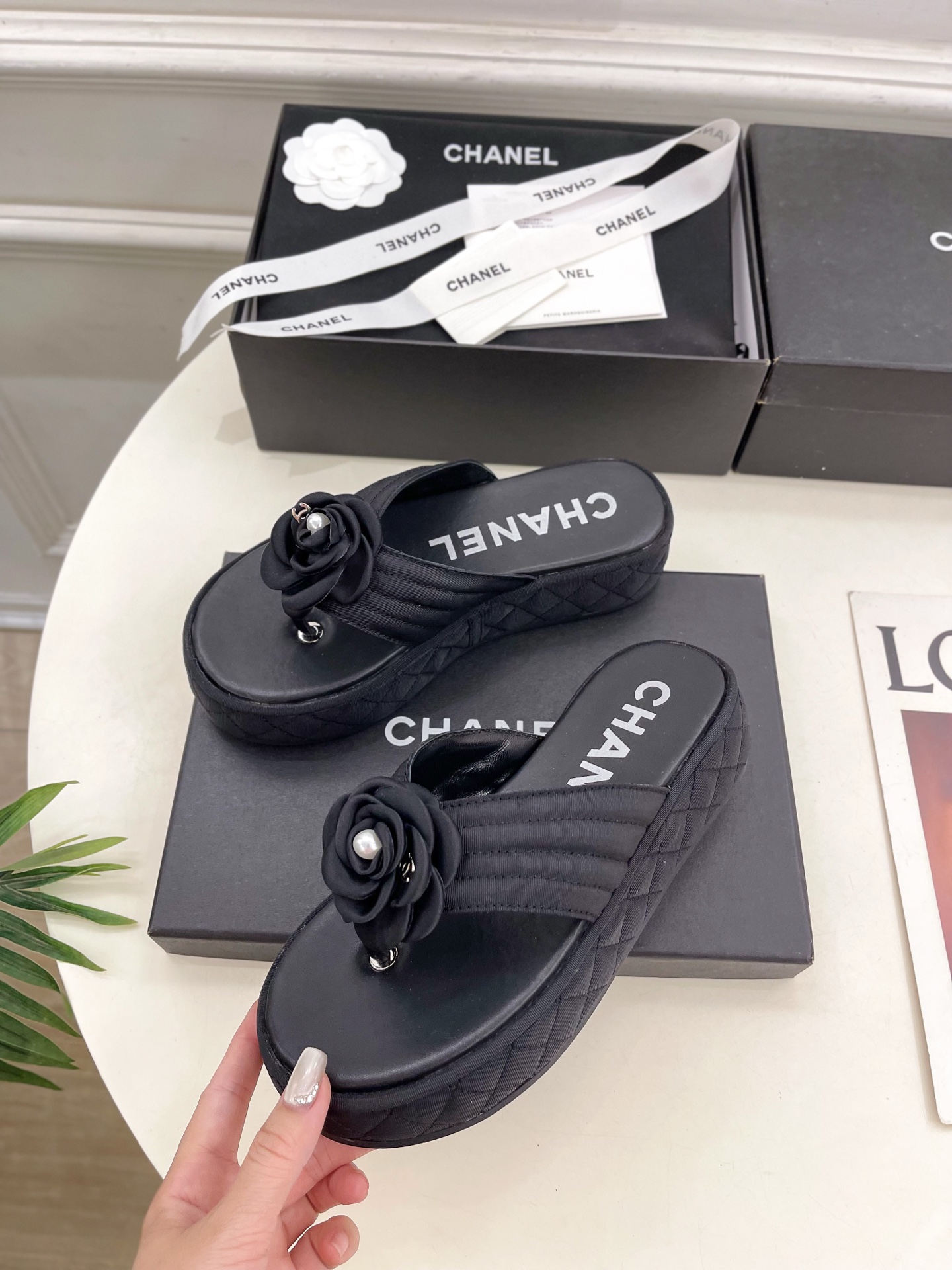 𝐂𝐇𝐀𝐍𝐄𝐋  | 小香  25𝐬𝐬

🦋2025早春新品  专柜走秀款 小香经典山茶花厚底休闲夹趾凉鞋