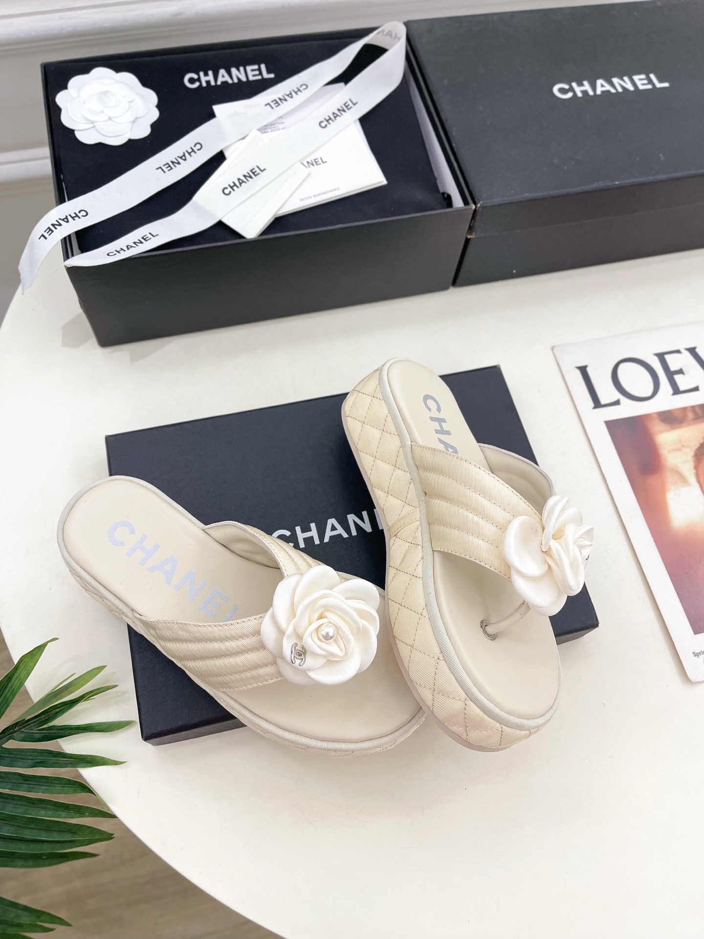 𝐂𝐇𝐀𝐍𝐄𝐋  | 小香  25𝐬𝐬

🦋2025早春新品  专柜走秀款 小香经典山茶花厚底休闲夹趾凉鞋