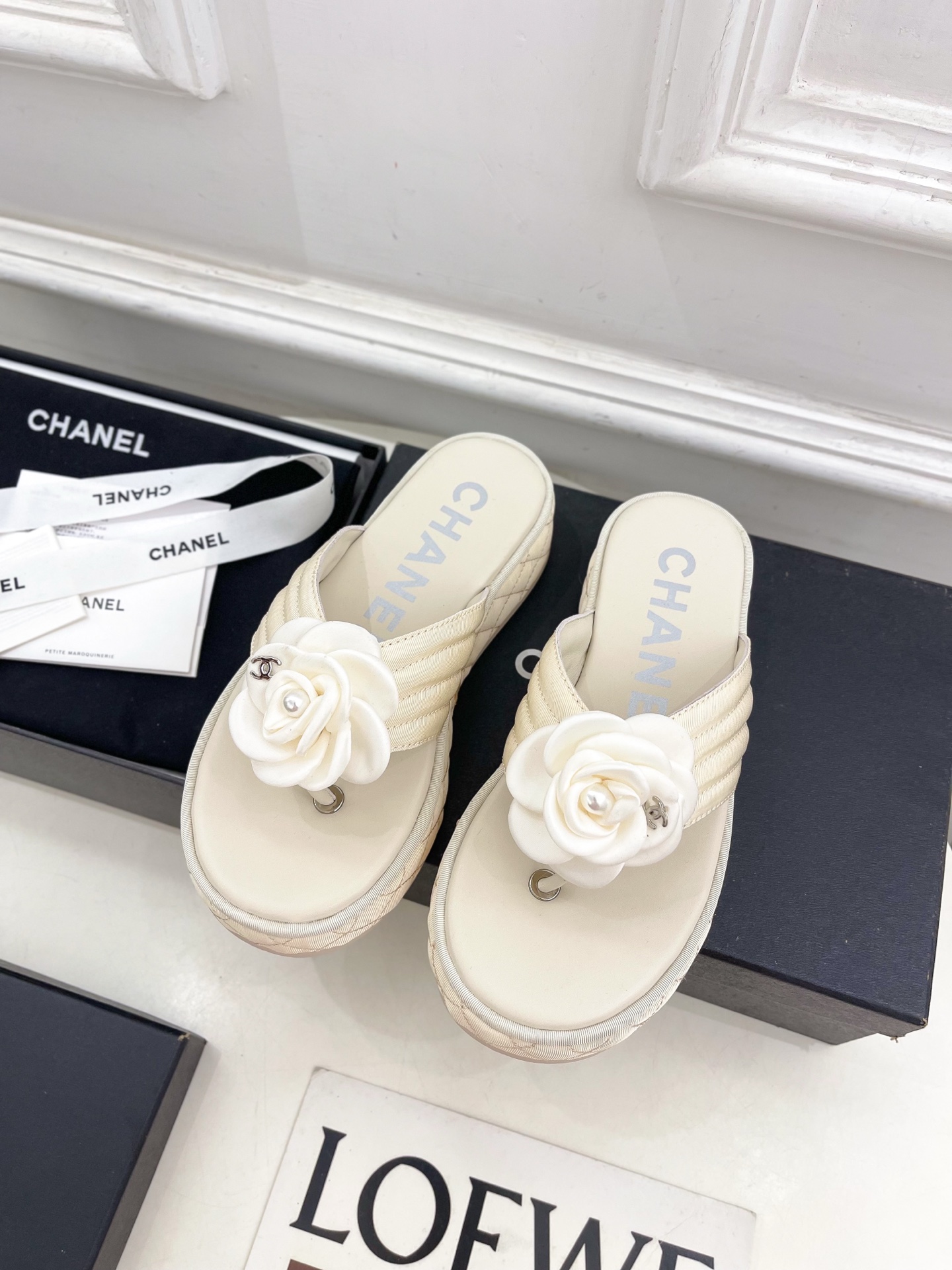 𝐂𝐇𝐀𝐍𝐄𝐋  | 小香  25𝐬𝐬

🦋2025早春新品  专柜走秀款 小香经典山茶花厚底休闲夹趾凉鞋