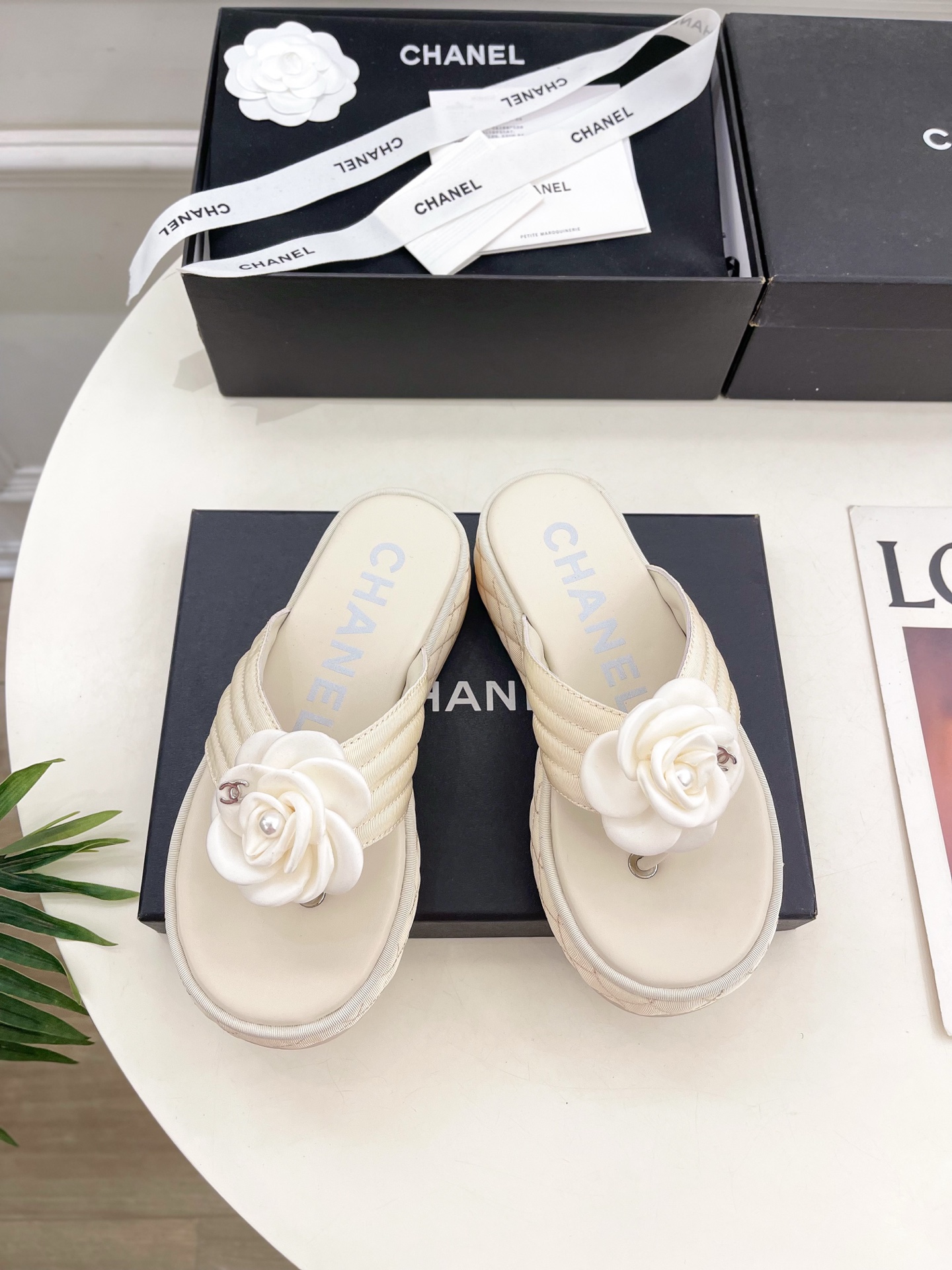 𝐂𝐇𝐀𝐍𝐄𝐋  | 小香  25𝐬𝐬

🦋2025早春新品  专柜走秀款 小香经典山茶花厚底休闲夹趾凉鞋