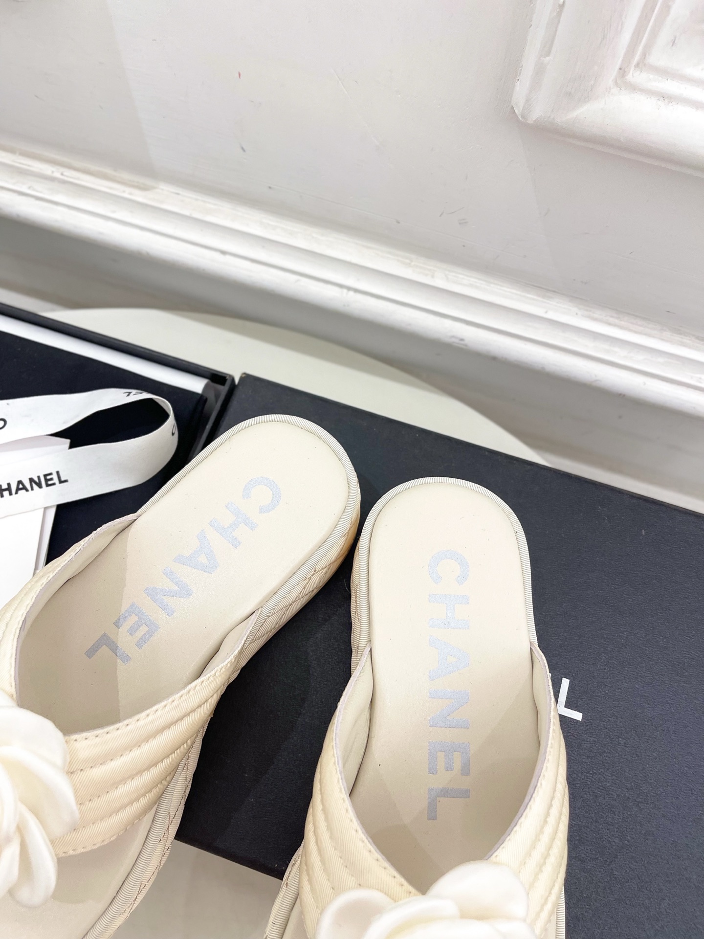 𝐂𝐇𝐀𝐍𝐄𝐋  | 小香  25𝐬𝐬

🦋2025早春新品  专柜走秀款 小香经典山茶花厚底休闲夹趾凉鞋