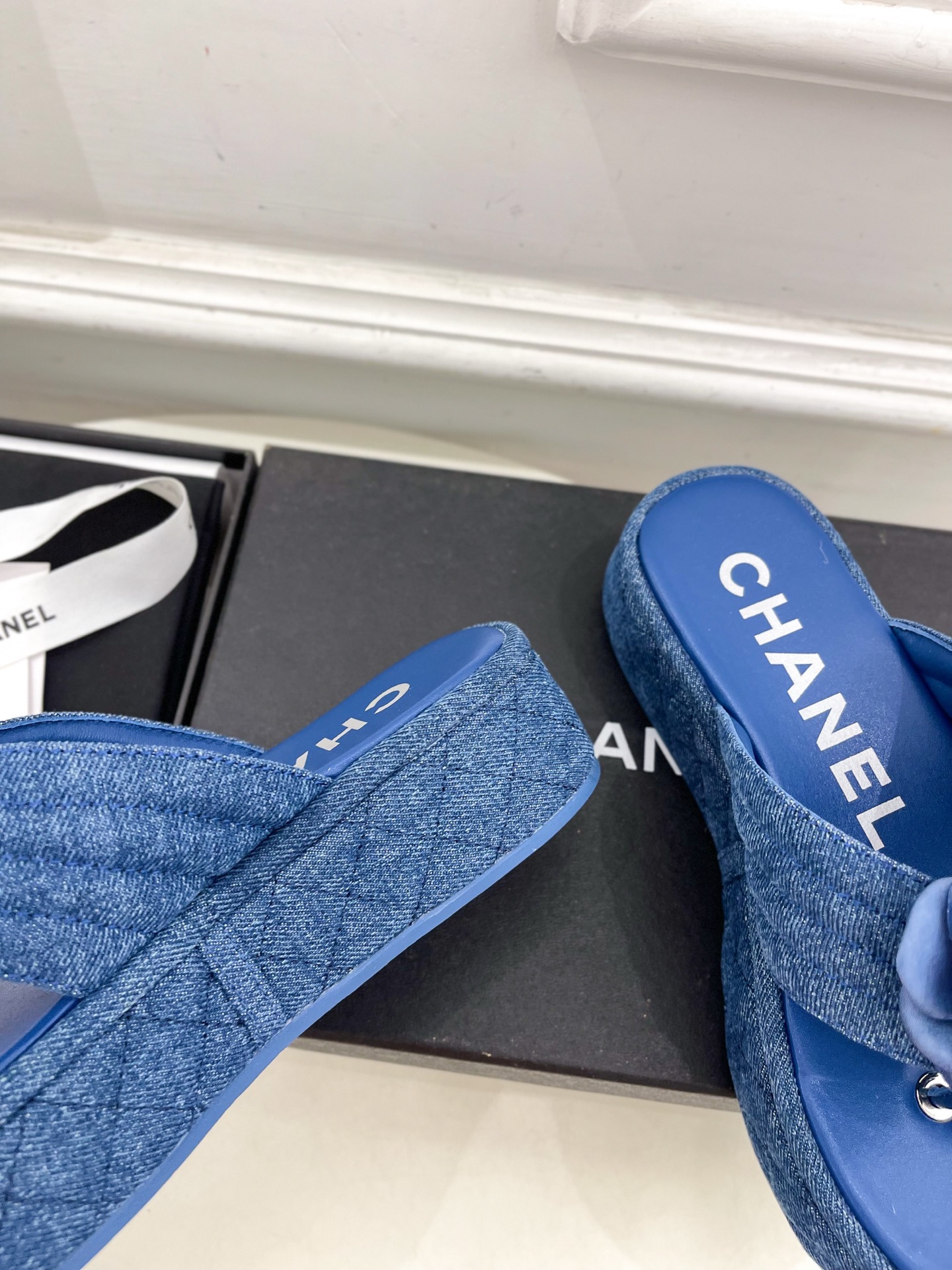 𝐂𝐇𝐀𝐍𝐄𝐋  | 小香  25𝐬𝐬

🦋2025早春新品  专柜走秀款 小香经典山茶花厚底休闲夹趾凉鞋