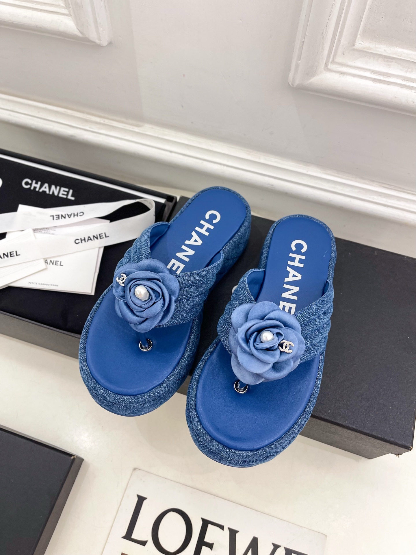 𝐂𝐇𝐀𝐍𝐄𝐋  | 小香  25𝐬𝐬

🦋2025早春新品  专柜走秀款 小香经典山茶花厚底休闲夹趾凉鞋