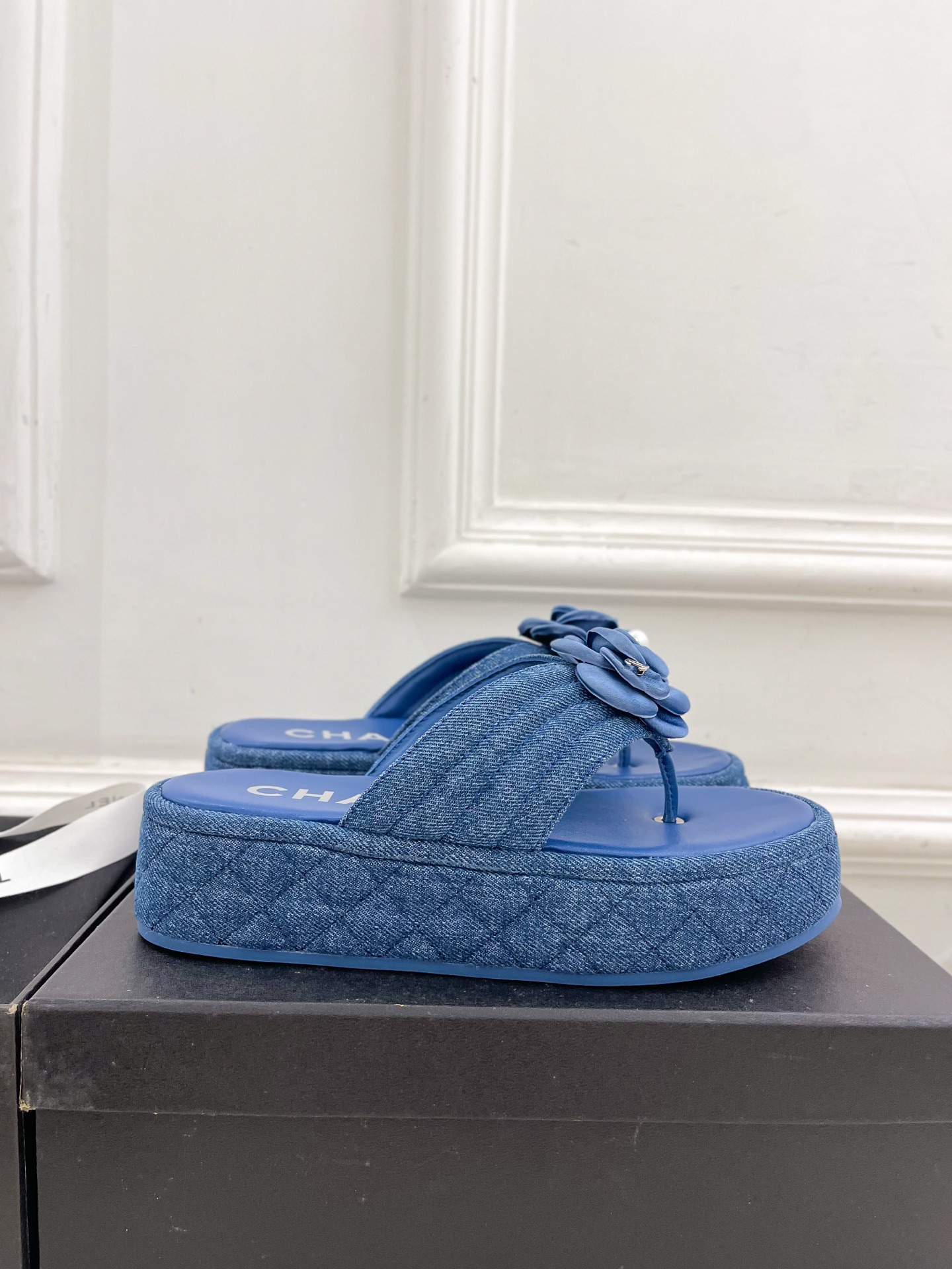 𝐂𝐇𝐀𝐍𝐄𝐋  | 小香  25𝐬𝐬

🦋2025早春新品  专柜走秀款 小香经典山茶花厚底休闲夹趾凉鞋