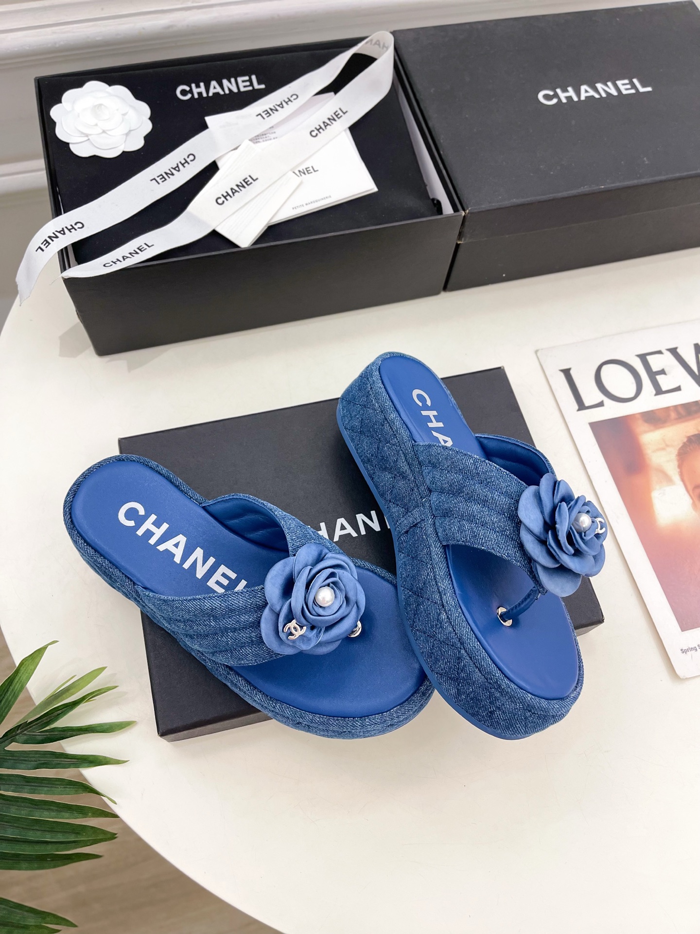 𝐂𝐇𝐀𝐍𝐄𝐋  | 小香  25𝐬𝐬

🦋2025早春新品  专柜走秀款 小香经典山茶花厚底休闲夹趾凉鞋