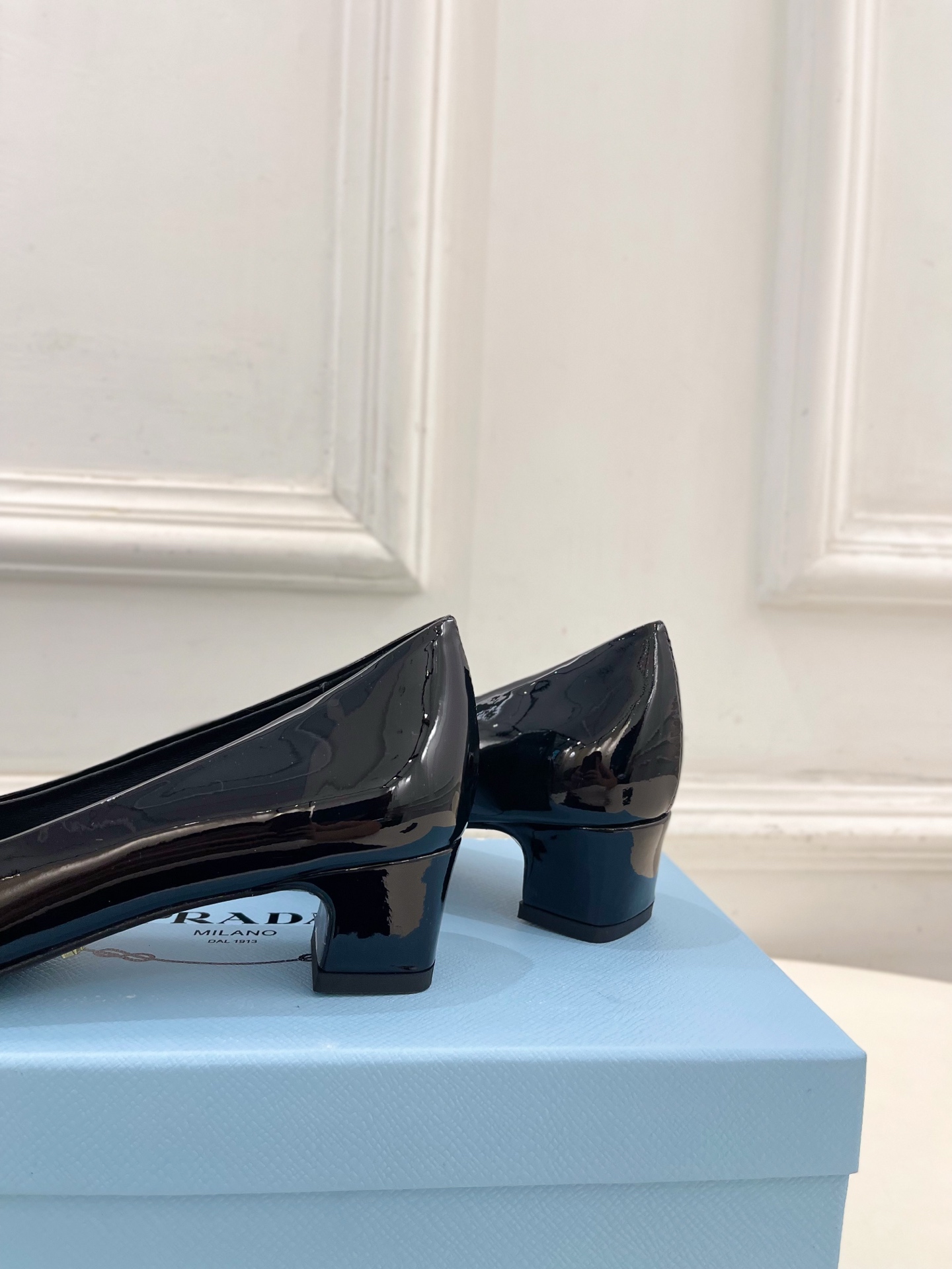 PRADA 普拉达  25𝐬𝐬 

🌈2025春夏新品 专柜走秀款 方头三角标粗跟单鞋系列〰

◽鞋面：