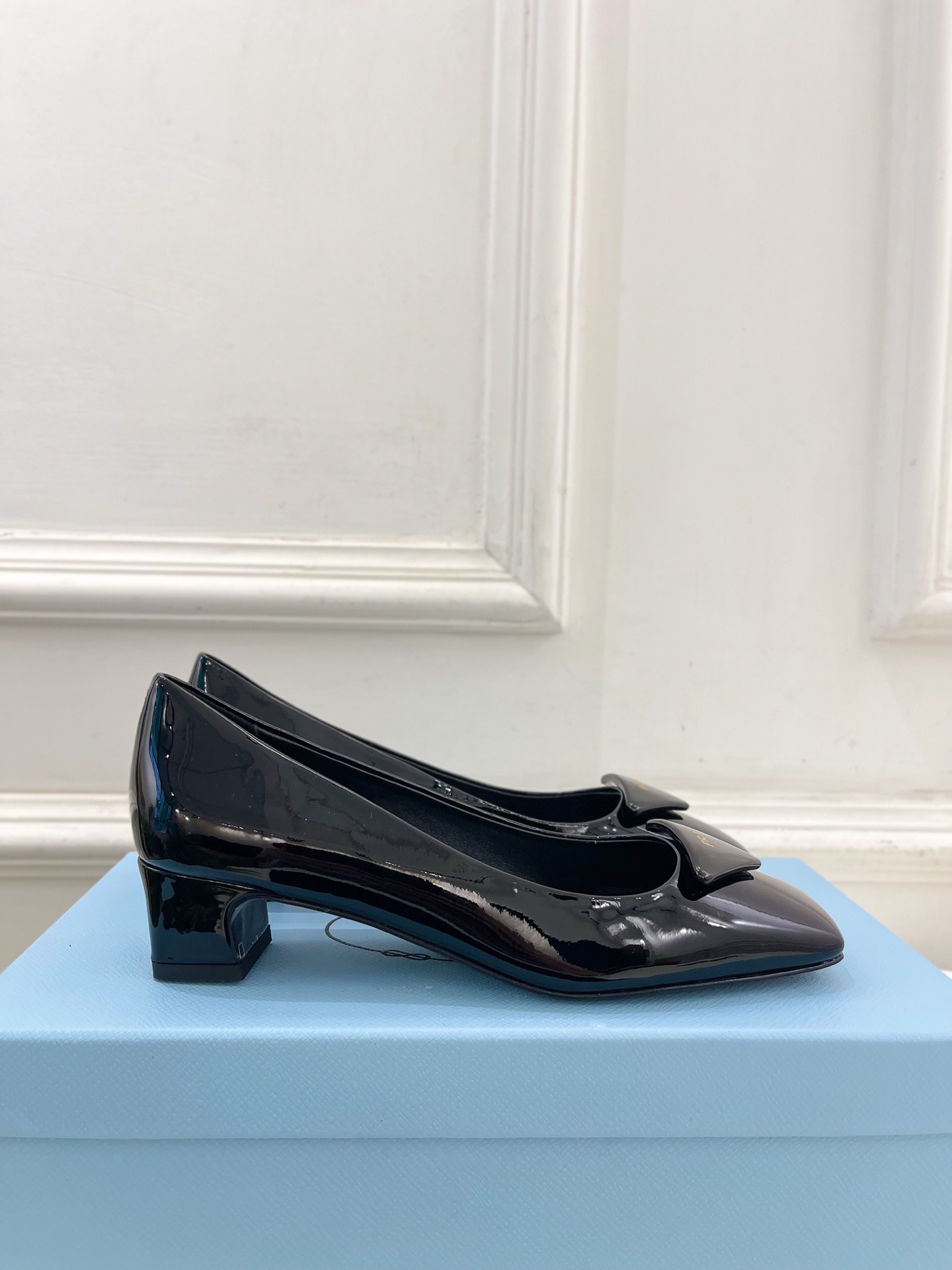 PRADA 普拉达  25𝐬𝐬 

🌈2025春夏新品 专柜走秀款 方头三角标粗跟单鞋系列〰

◽鞋面：