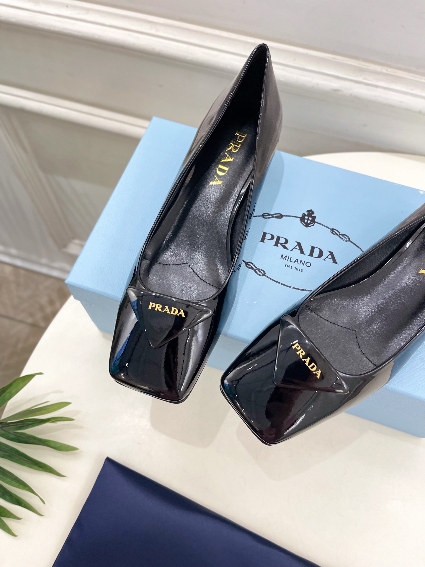 PRADA 普拉达  25𝐬𝐬 

🌈2025春夏新品 专柜走秀款 方头三角标粗跟单鞋系列〰

◽鞋面：