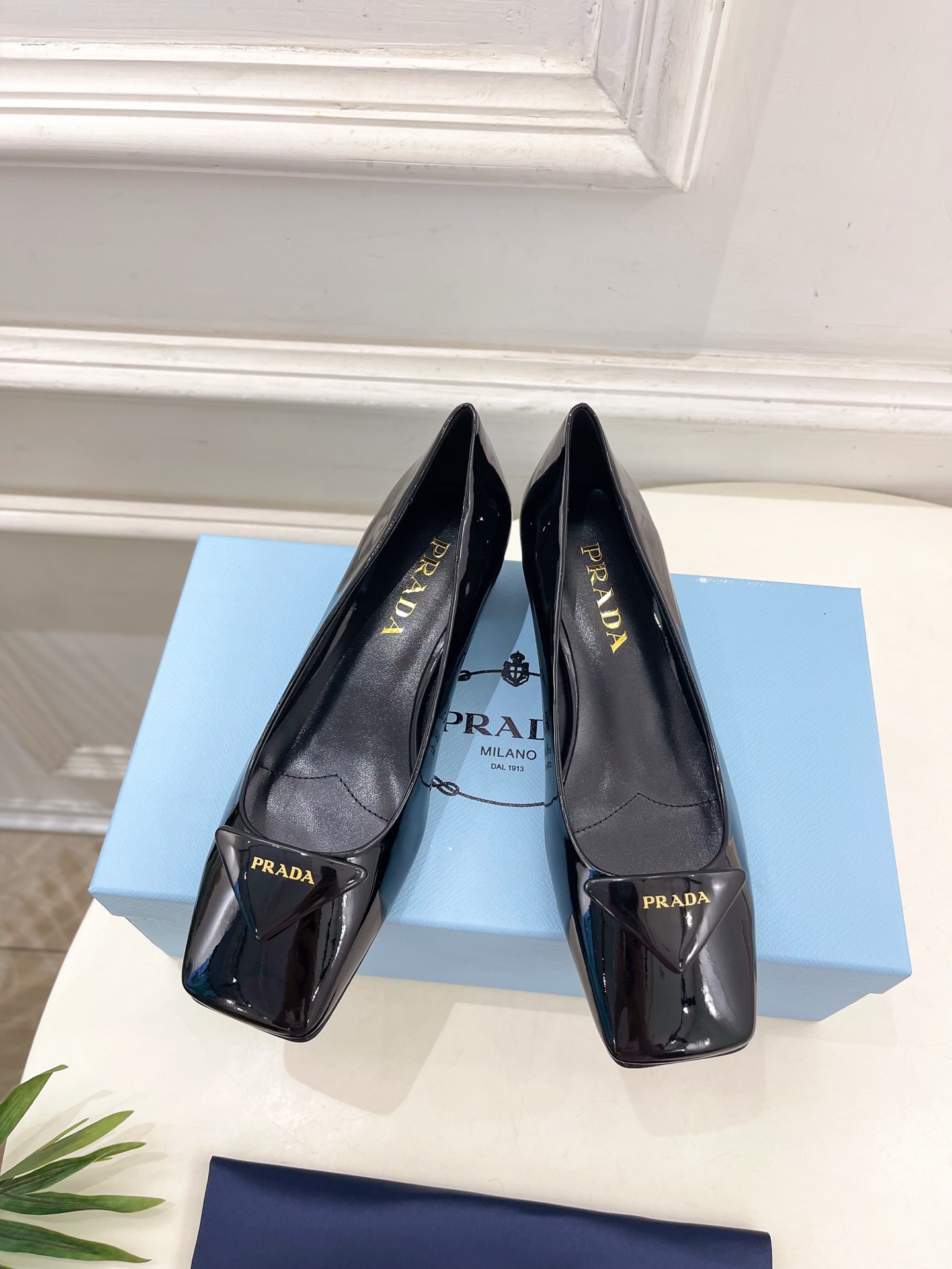 PRADA 普拉达  25𝐬𝐬 

🌈2025春夏新品 专柜走秀款 方头三角标粗跟单鞋系列〰

◽鞋面：